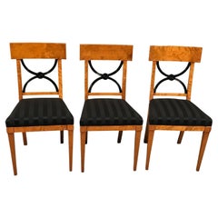 Tres sillas Biedermeier, 1820-30, chapado de madera de abedul