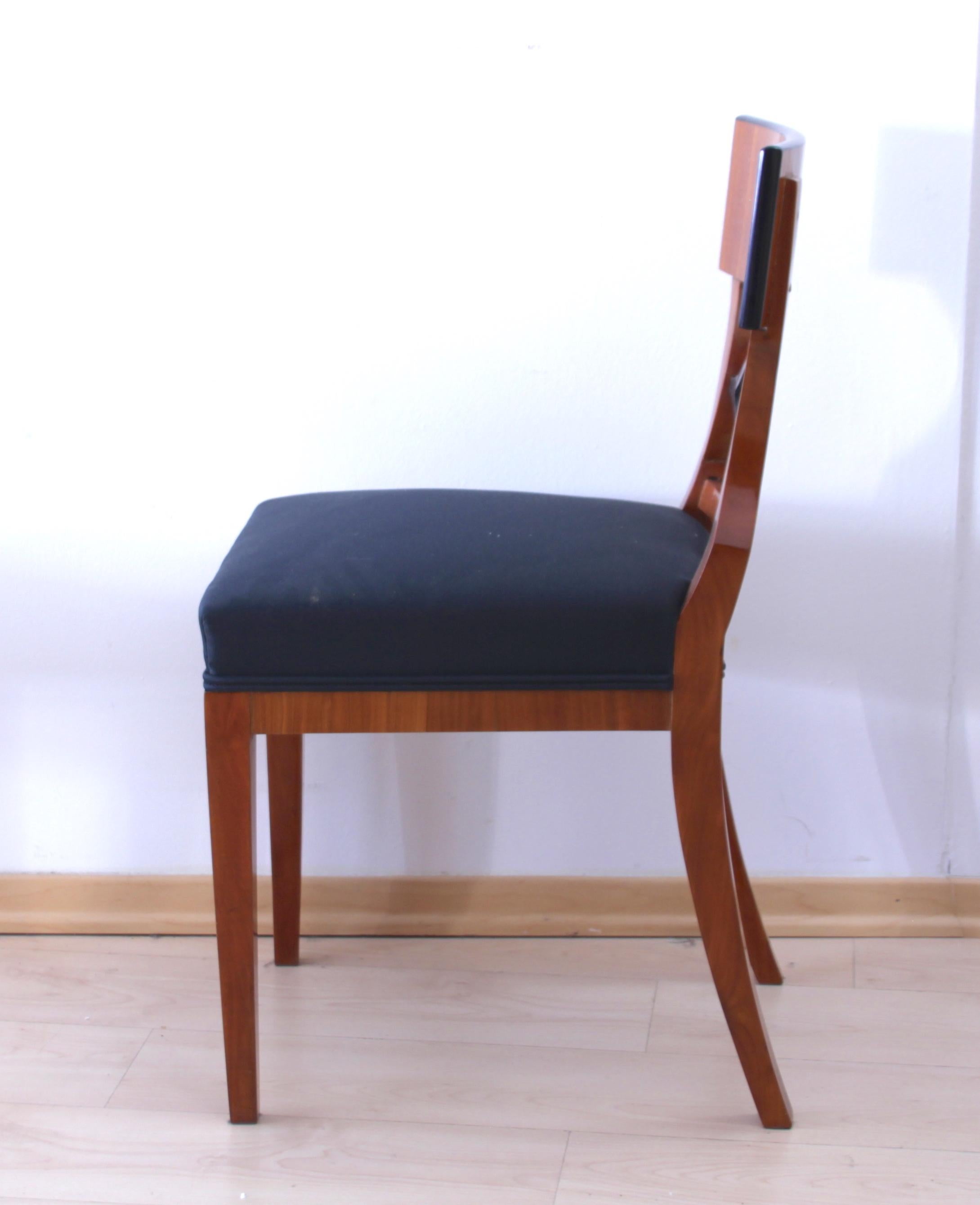 Two lovely Biedermeier Chairs from the second half of the 19th century.

Sold separately, price is for 1 chair.

They are made of cherry solid wood, while the back has a wonderful cherry veneer with birch roots inlay, surrounded by an ebony inlay.