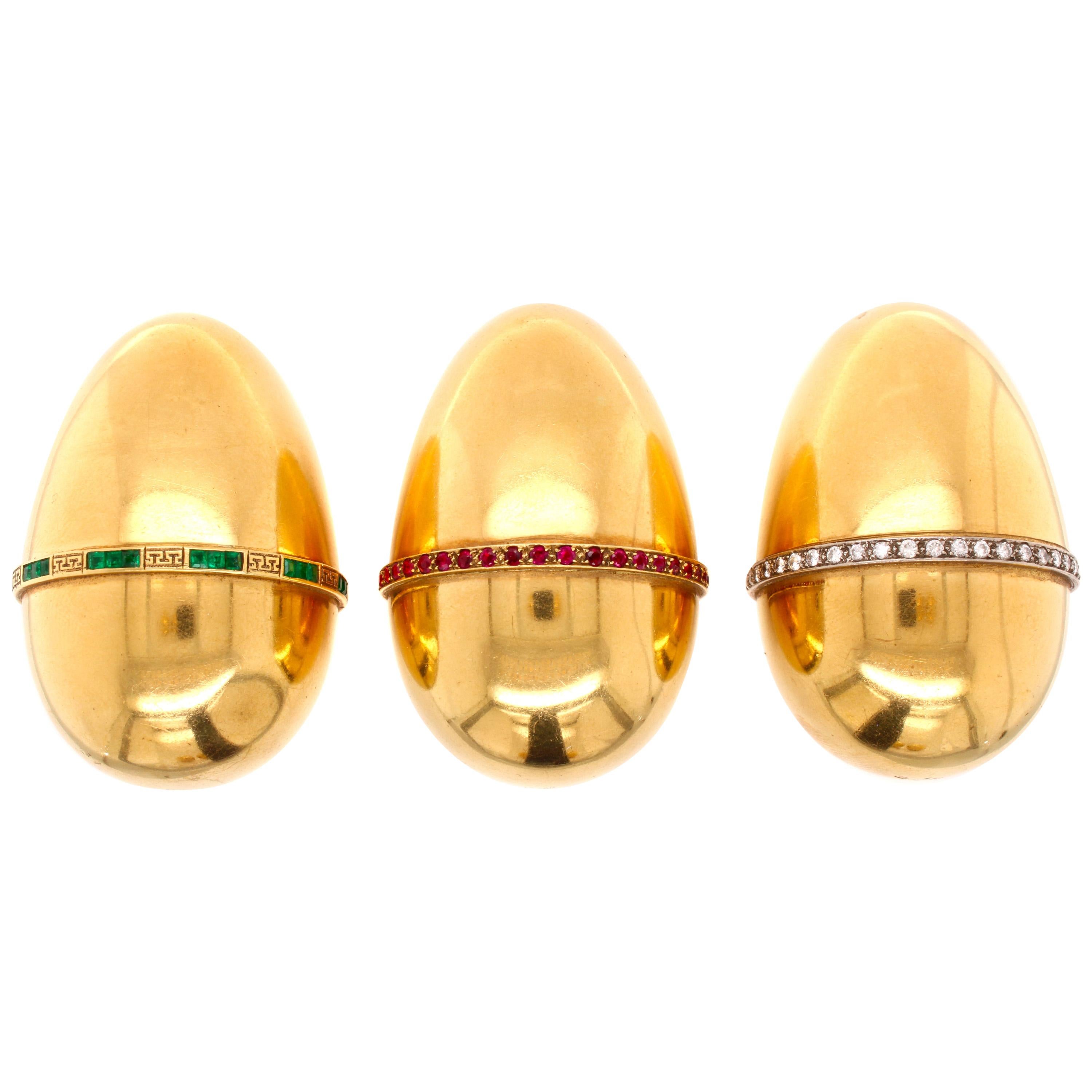 Trois grands œufs dorés avec diamants, émeraudes et rubis en or jaune 18 carats