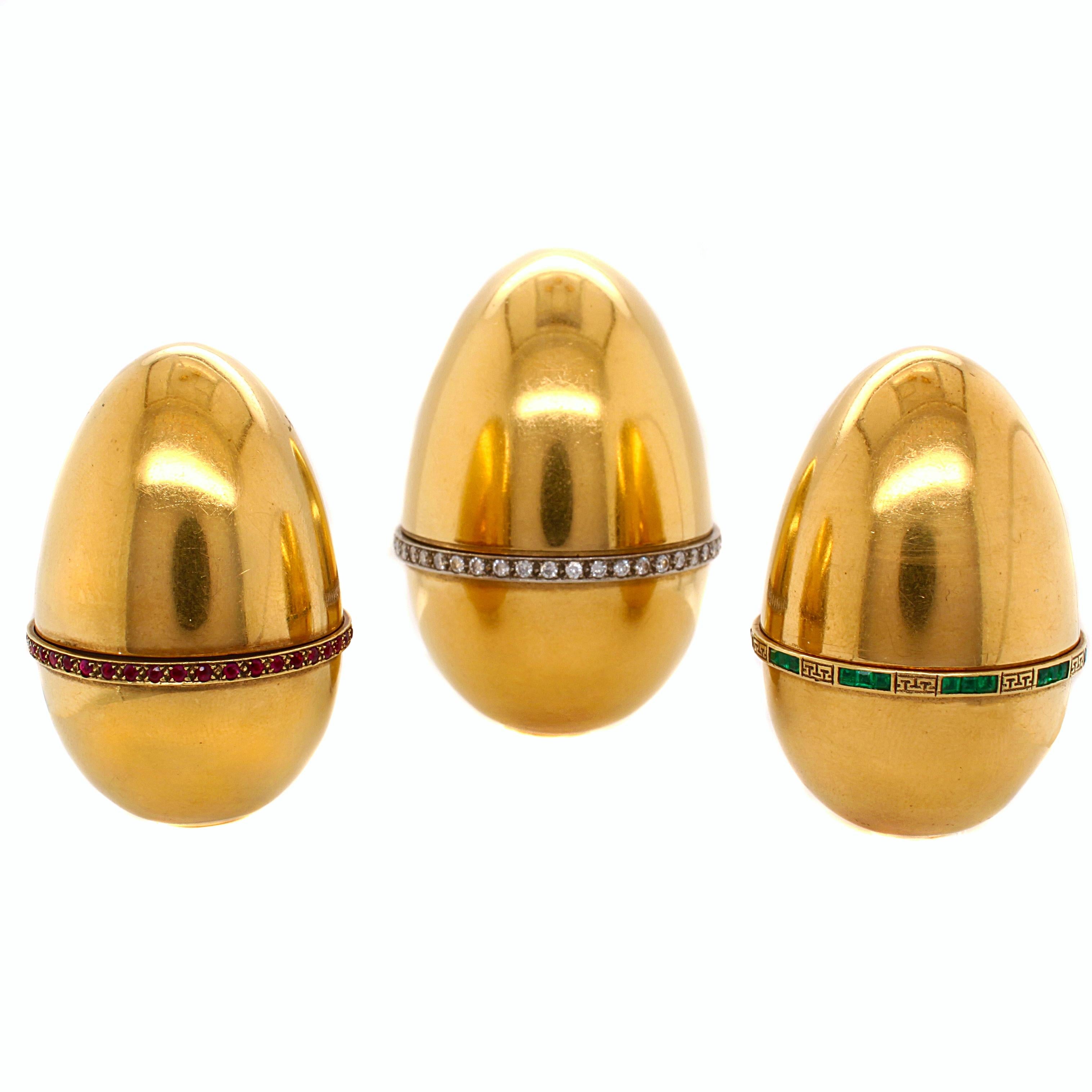 Drei große goldene Eier mit Diamanten, Smaragden und Rubinen aus 18 Karat Gelbgold im Angebot 5