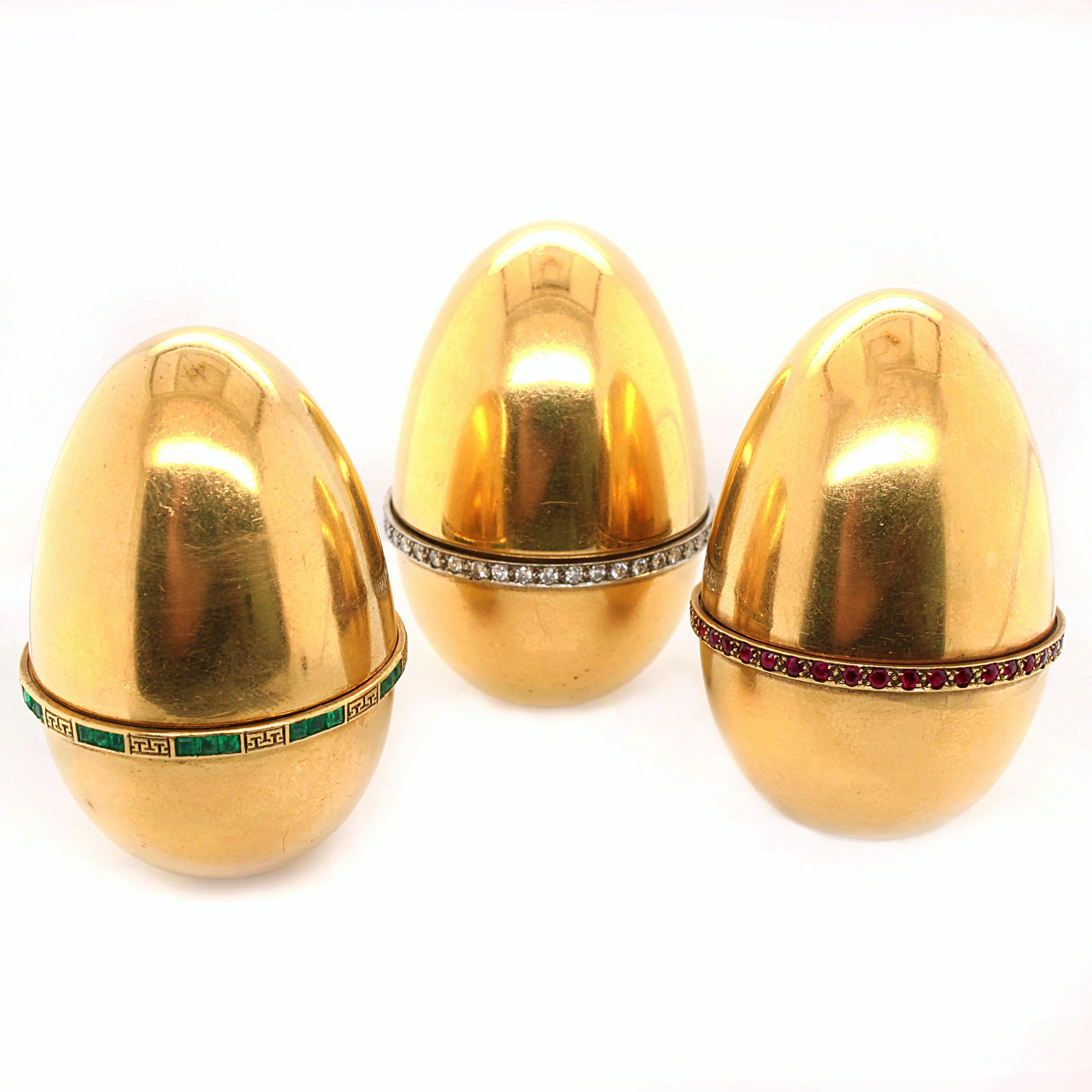 Drei große goldene Eier mit Diamanten, Smaragden und Rubinen aus 18 Karat Gelbgold im Zustand „Gut“ im Angebot in Idar-Oberstein, DE