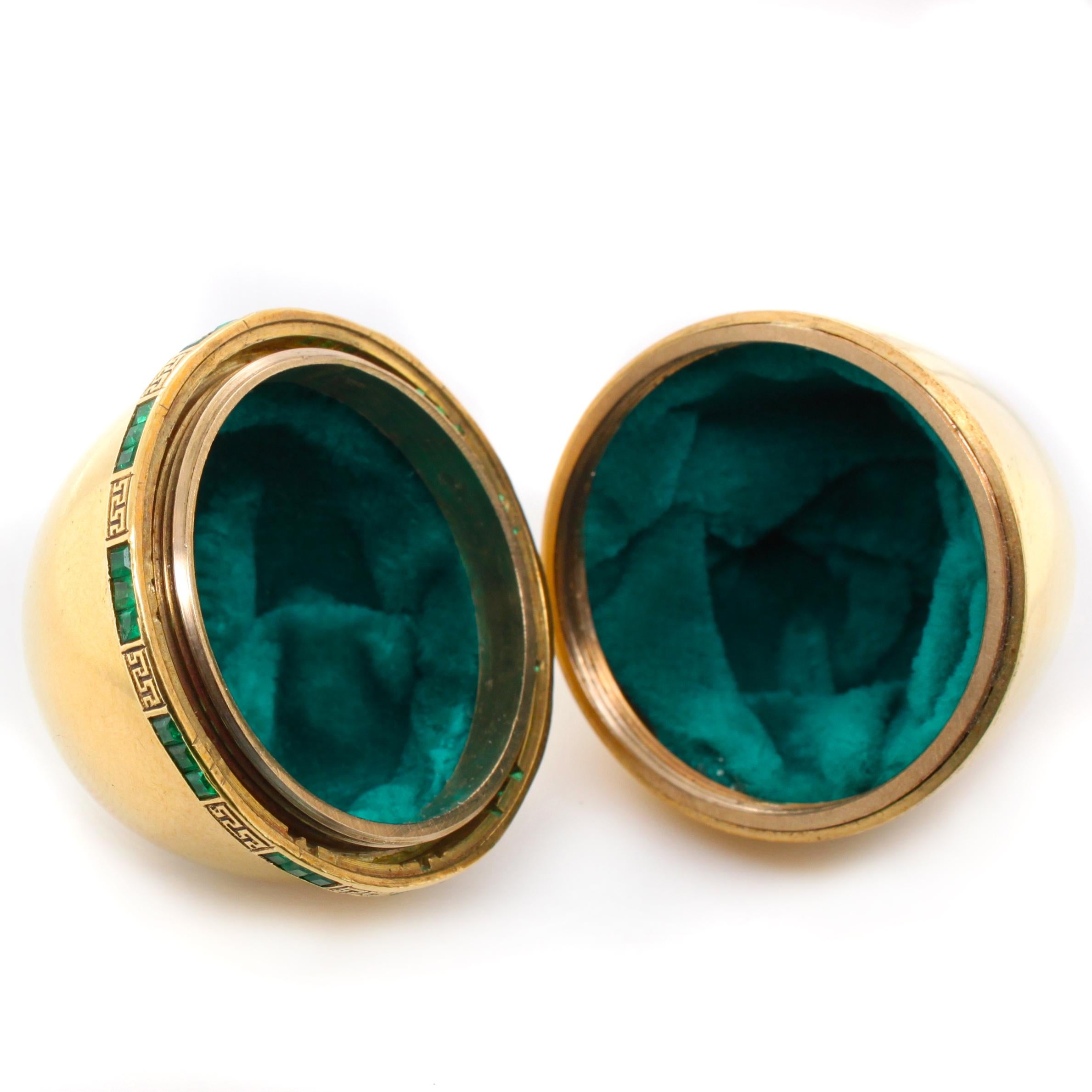 Drei große goldene Eier mit Diamanten, Smaragden und Rubinen aus 18 Karat Gelbgold im Angebot 3