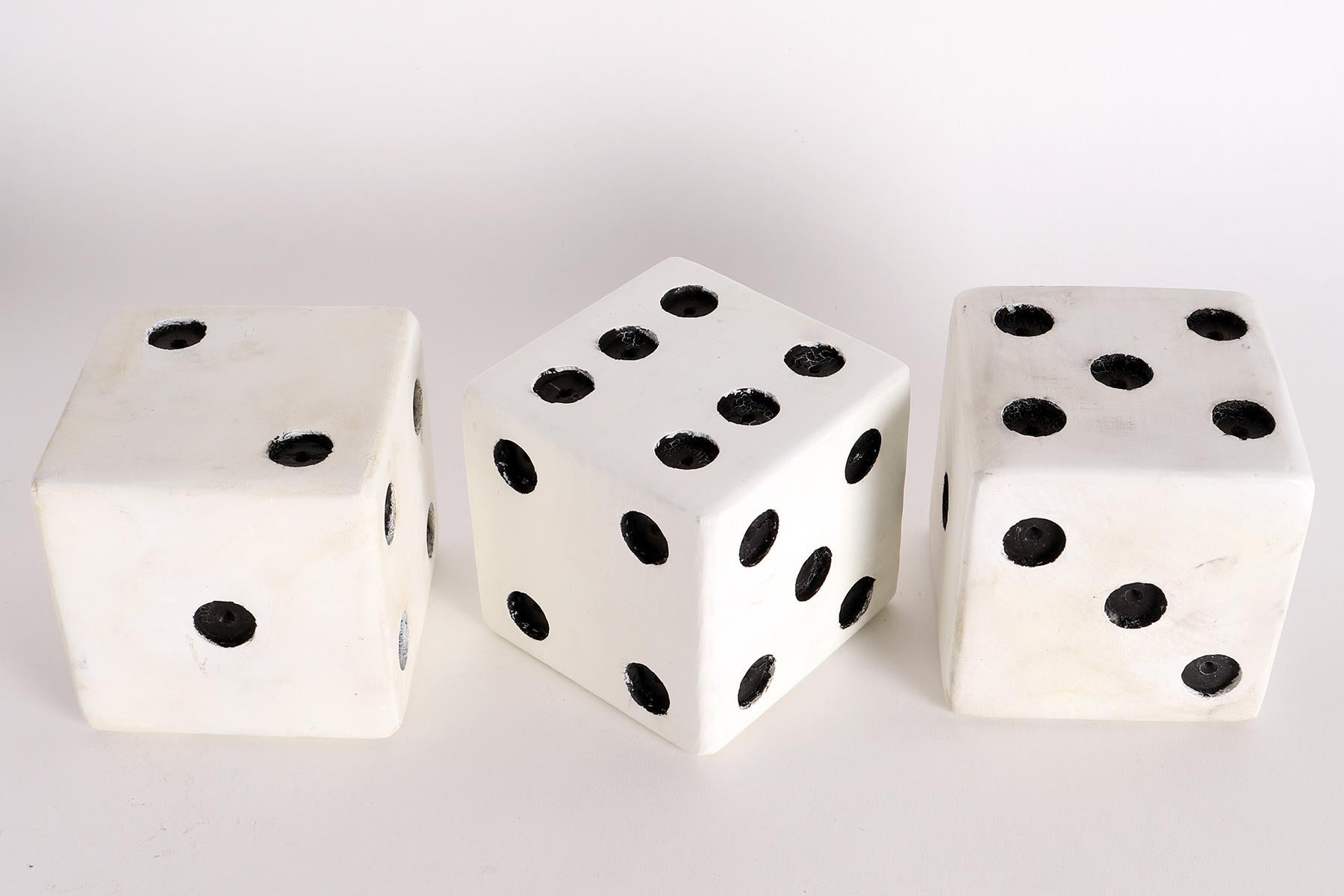 Three big painted wooden black and white dice, USA 1940. In Good Condition For Sale In Milan, IT