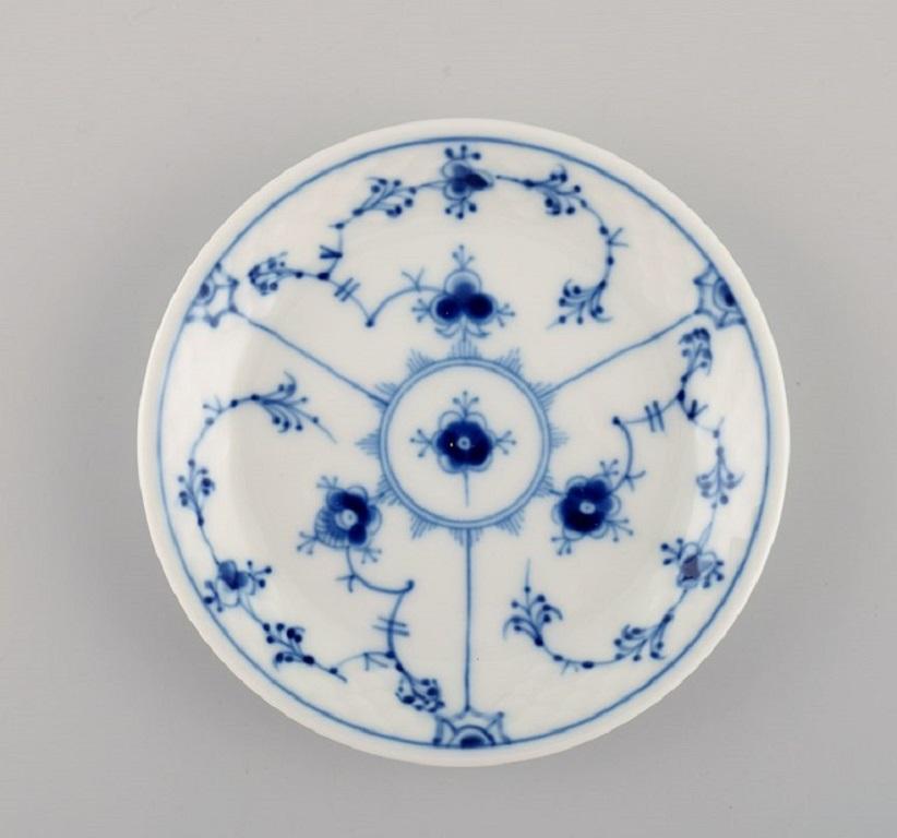 Drei blaue geriffelte Flaschentabletts von Bing & Grøndahl. 1920s.
Durchmesser: 9,8 cm.
In ausgezeichnetem Zustand.
Gestempelt.
2. Fabrikqualität.