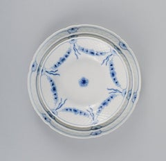 Three Bing & Grøndahl Empire plates in porcelain. 1920s.