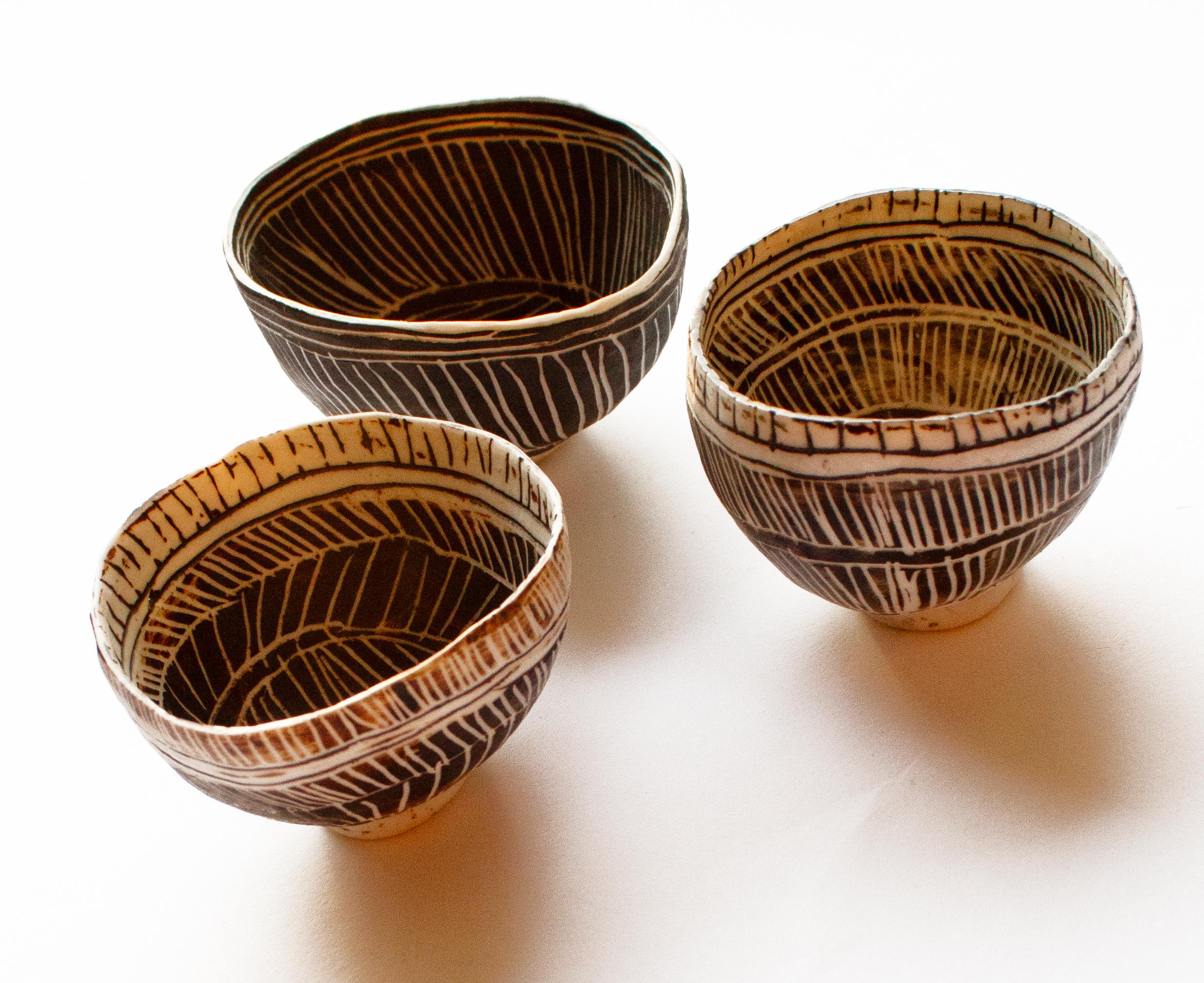 Organique Trois petits bols noirs et blancs de Precilla Mouritzen Studio en vente