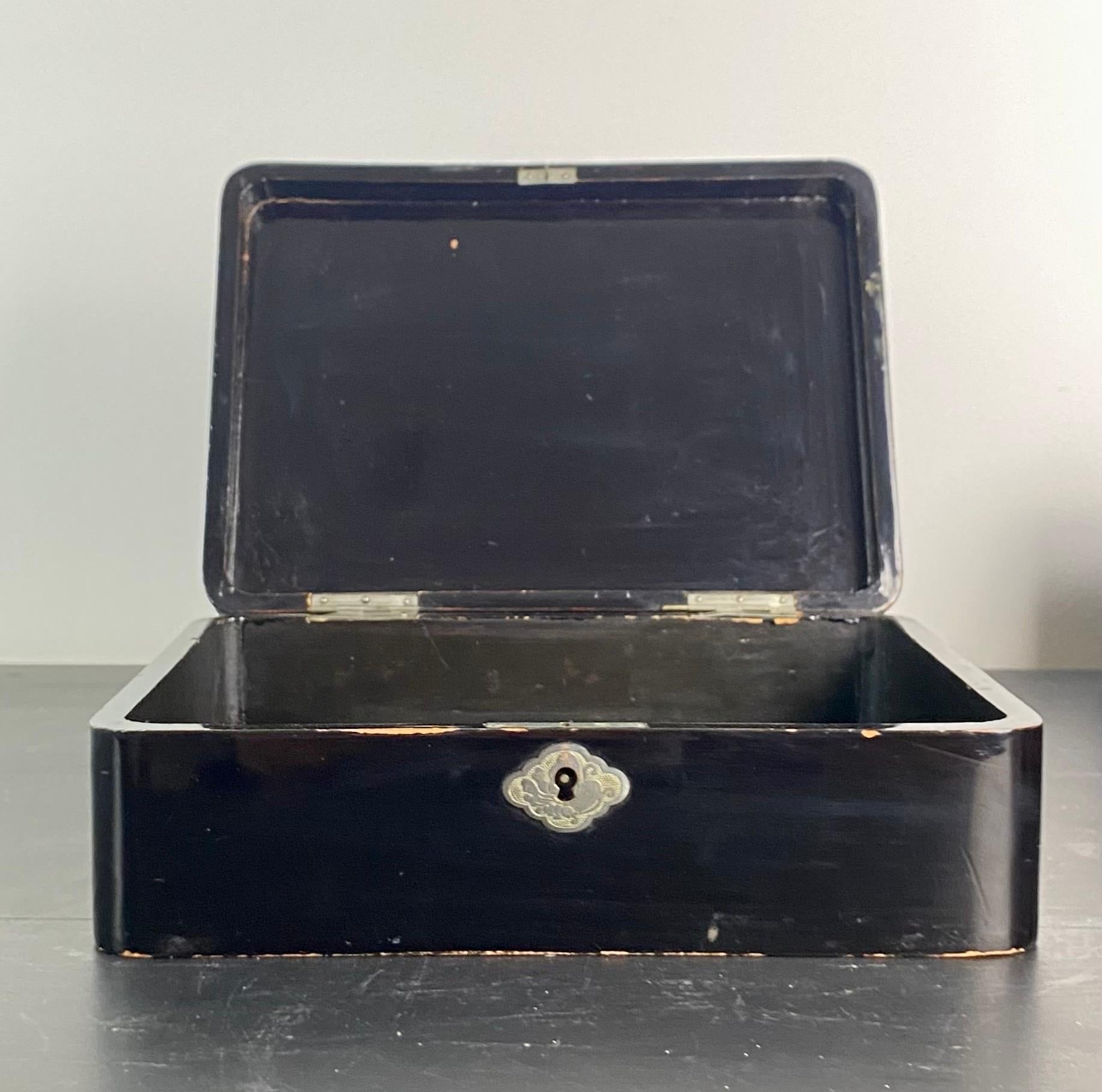 Trois boîtes gigognes en laque japonaise noire avec deux clés, fin du XIXe siècle en vente 5