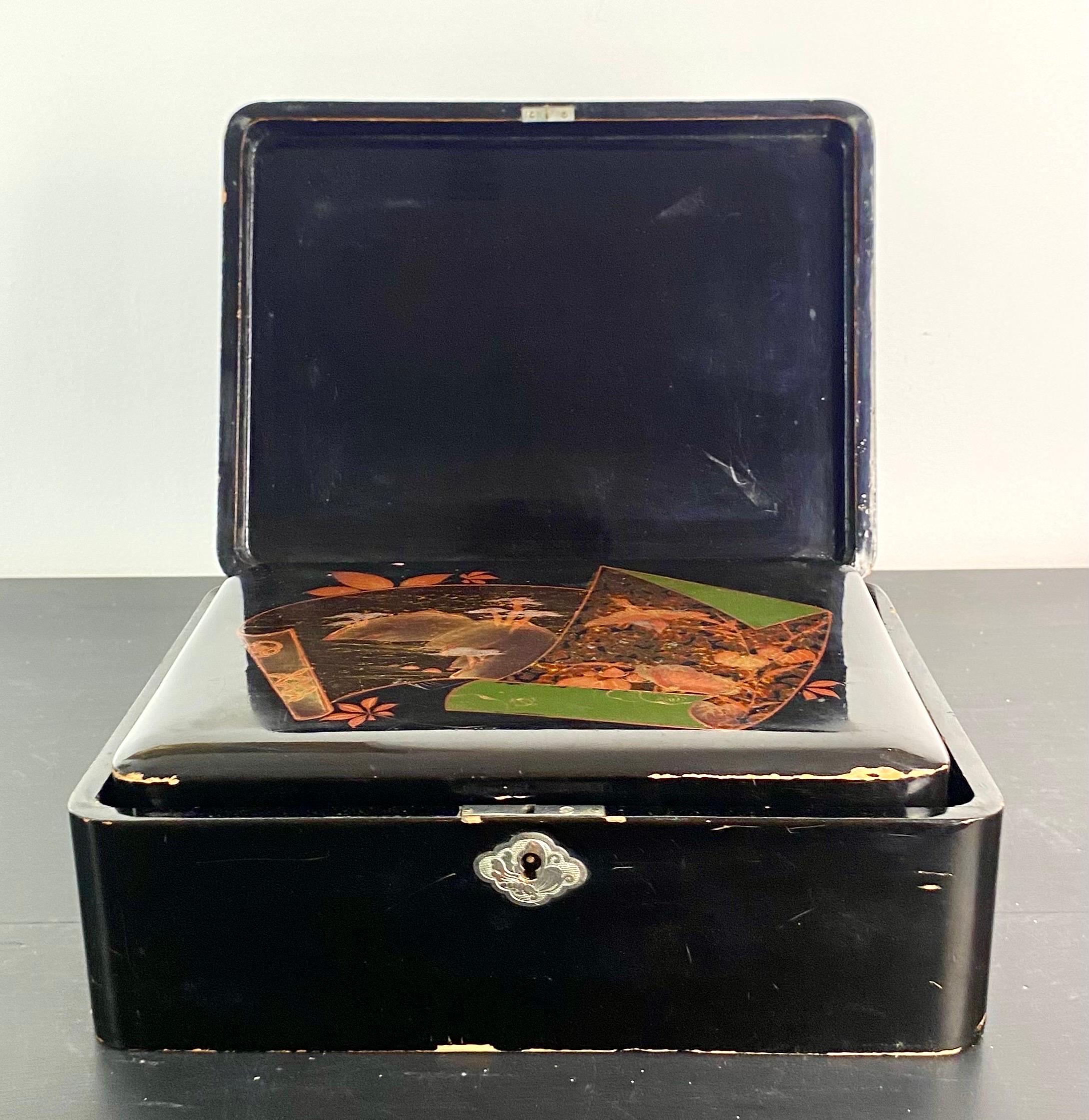Trois boîtes gigognes en laque japonaise noire avec deux clés, fin du XIXe siècle en vente 10