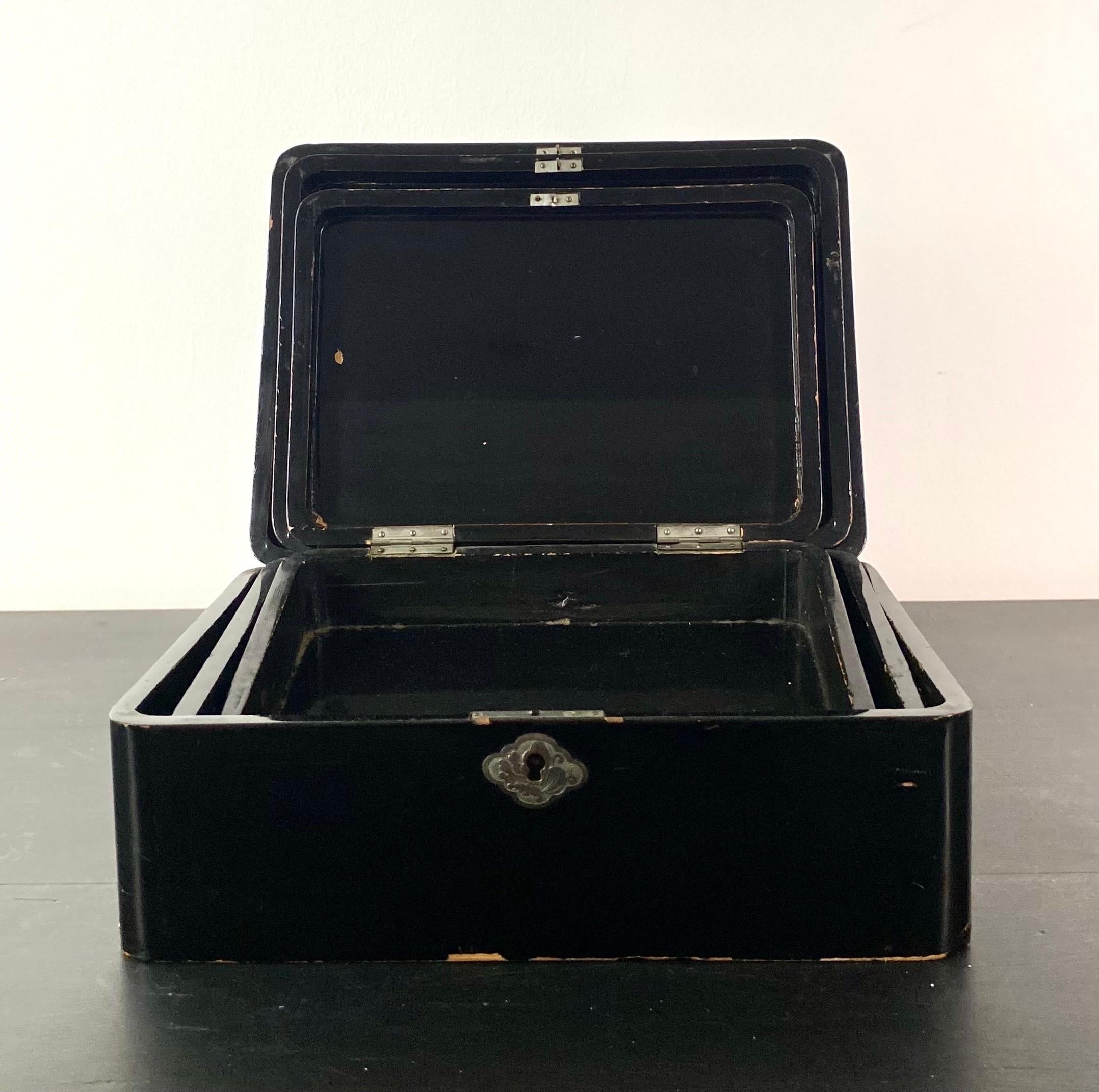 Trois boîtes gigognes en laque japonaise noire avec deux clés, fin du XIXe siècle en vente 13