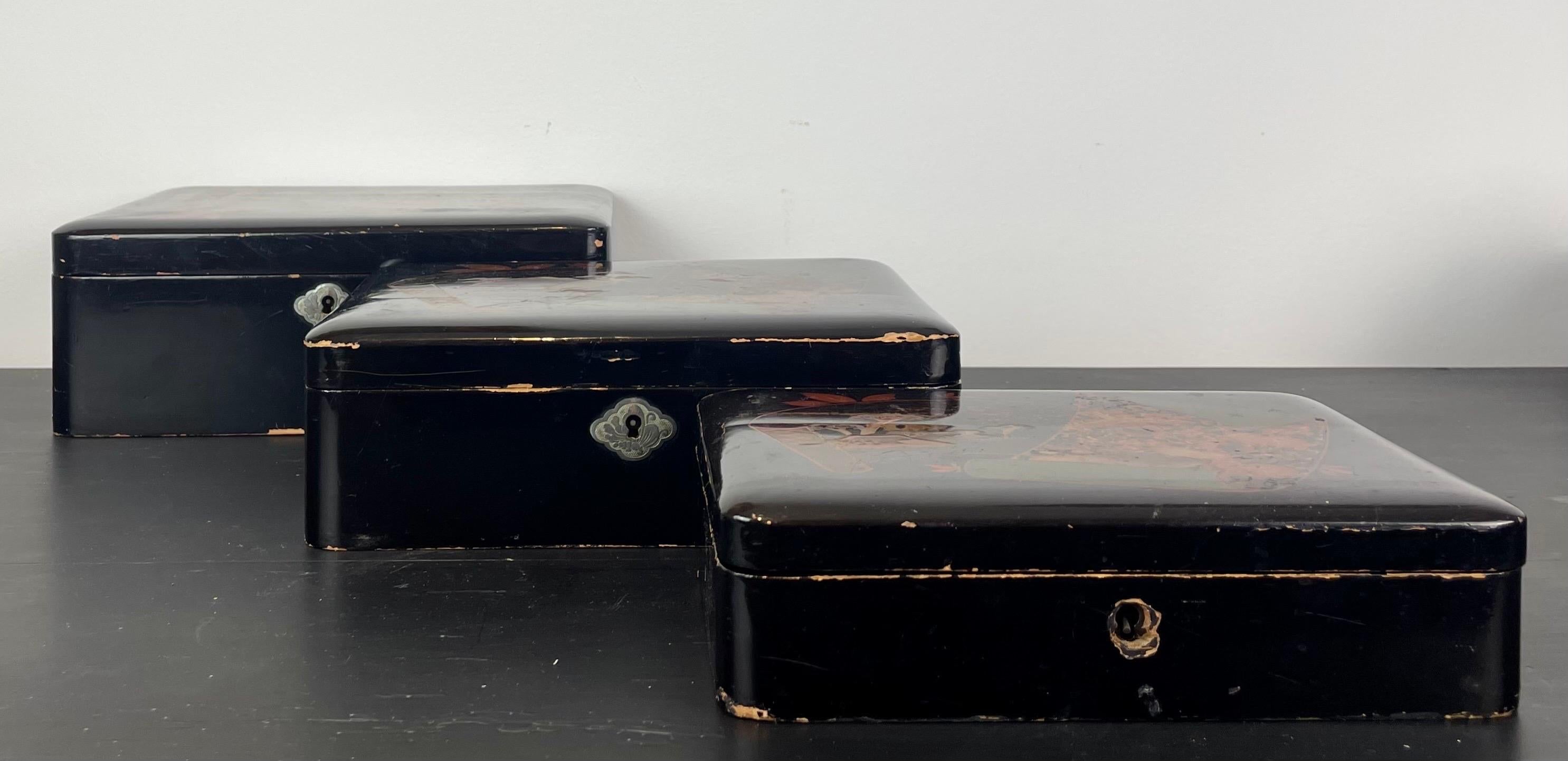 Bel ensemble de trois nichoirs en laque japonaise noire avec leurs deux clés.
Décorée d'oiseaux et de feuillages orange, or et vert.
Les trois boîtes s'emboîtent les unes dans les autres.
L'écusson de la plus petite boîte est manquant.


