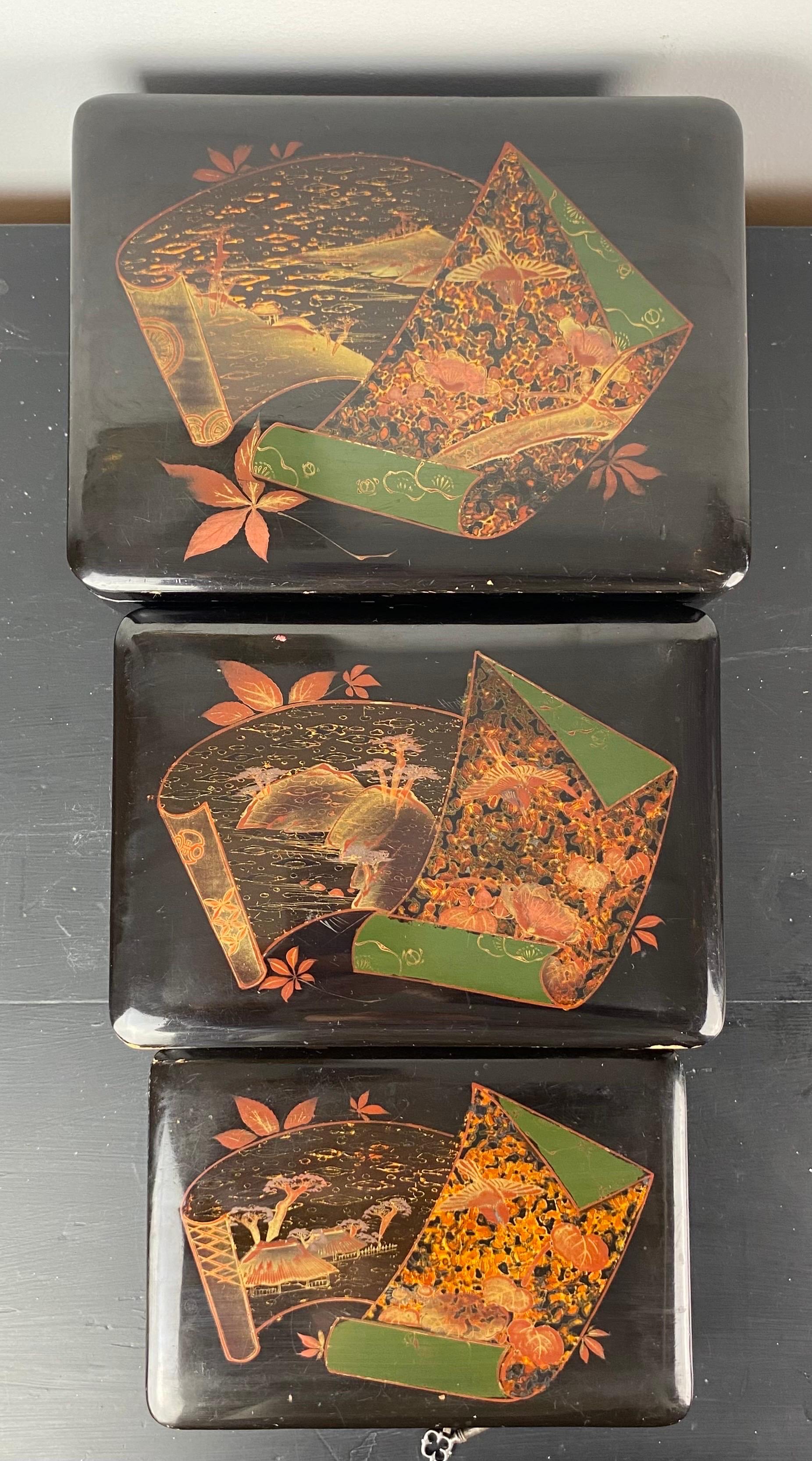 Three Black Japanese Lacquer Nesting Boxes with Two Keys, Late 19th Century In Good Condition For Sale In Beuzevillette, FR