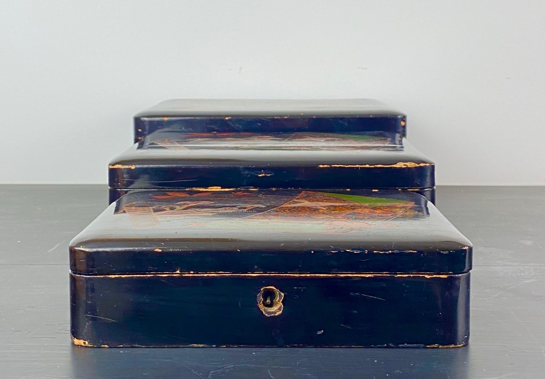 Bois Trois boîtes gigognes en laque japonaise noire avec deux clés, fin du XIXe siècle en vente