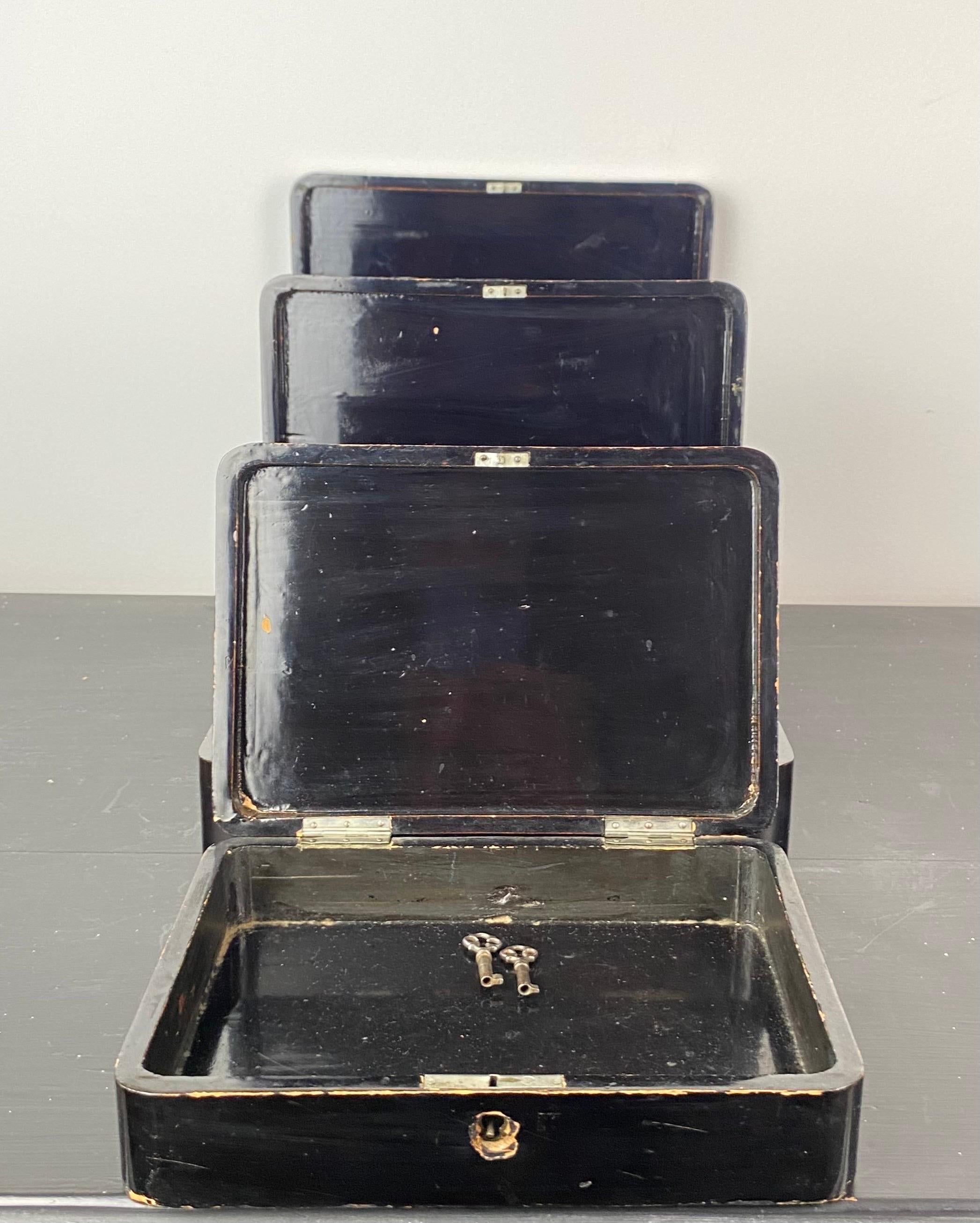 Trois boîtes gigognes en laque japonaise noire avec deux clés, fin du XIXe siècle en vente 1