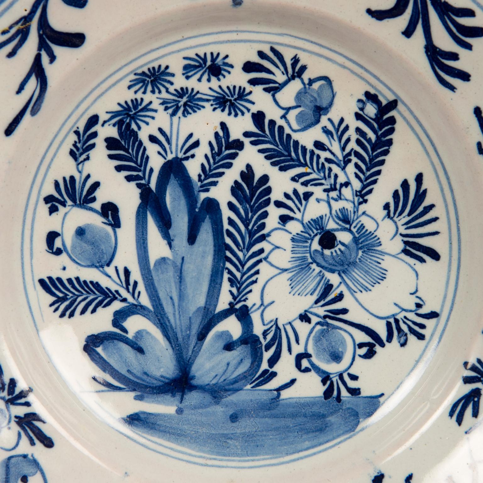 Chinoiseries Trois plats en faïence de Delft bleus et blancs, Pays-Bas, vers 1780 