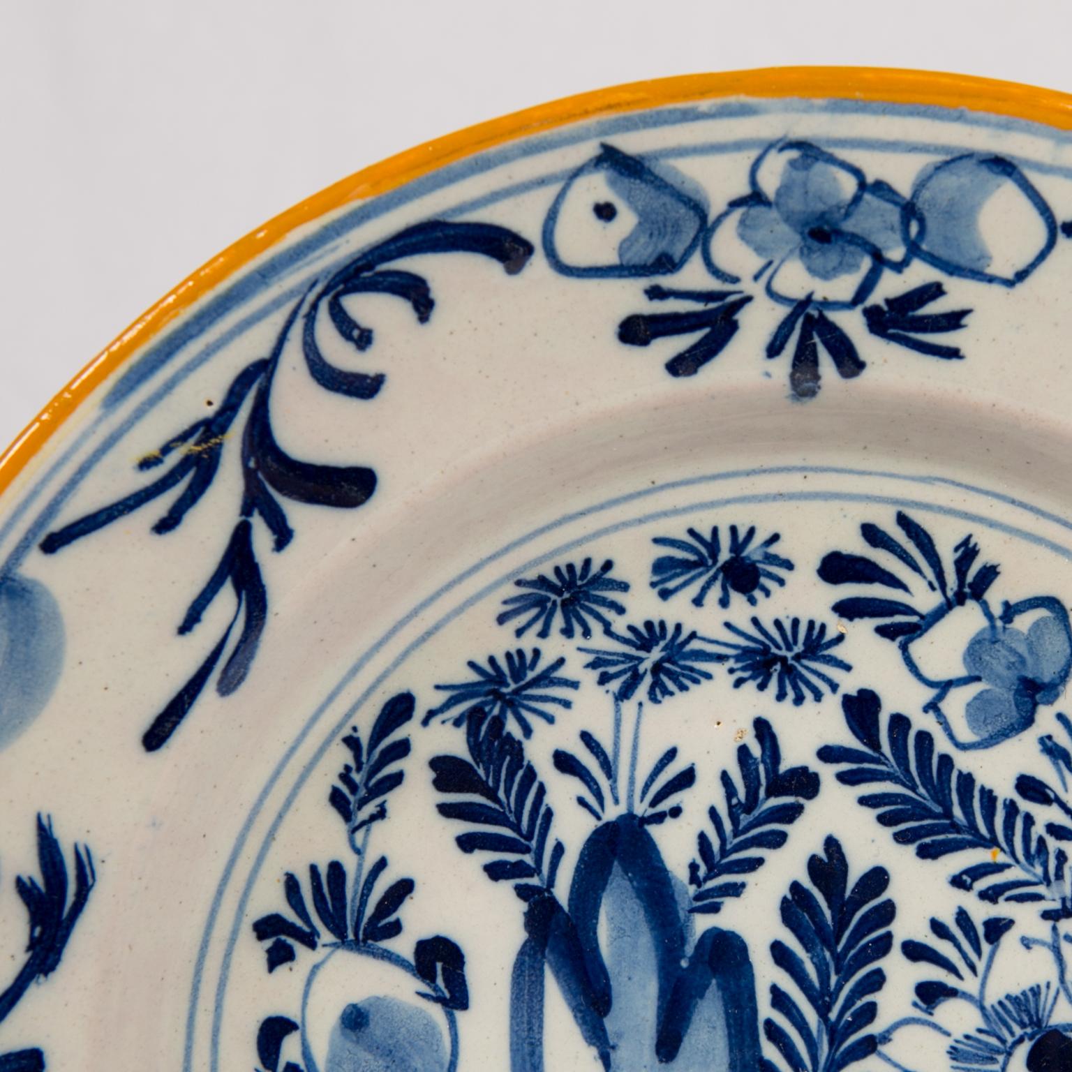 Trois plats en faïence de Delft bleus et blancs, Pays-Bas, vers 1780  Excellent état à Katonah, NY