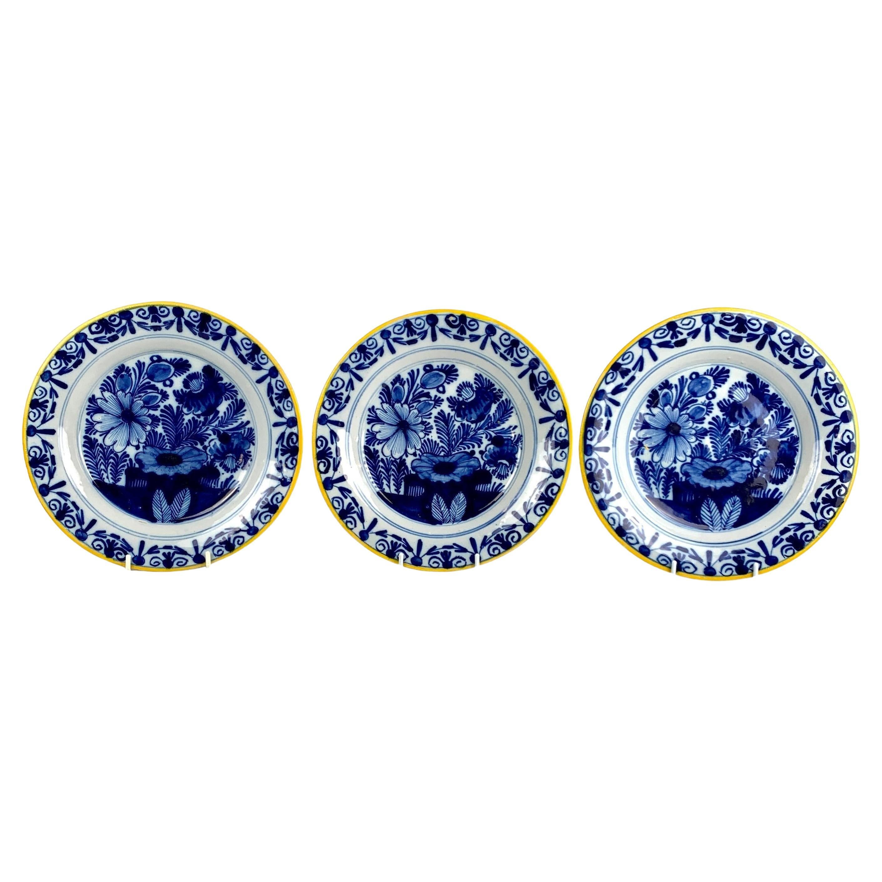 Drei blau-weiße Delfter Teller, handbemalt, 18. Jahrhundert, Niederlande