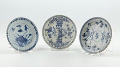 Tre piattini "floreali" bianchi e blu, circa 1725, dinastia Qing, regno Yongzheng
