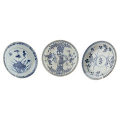 Tre piattini "floreali" bianchi e blu, circa 1725, dinastia Qing, regno Yongzheng