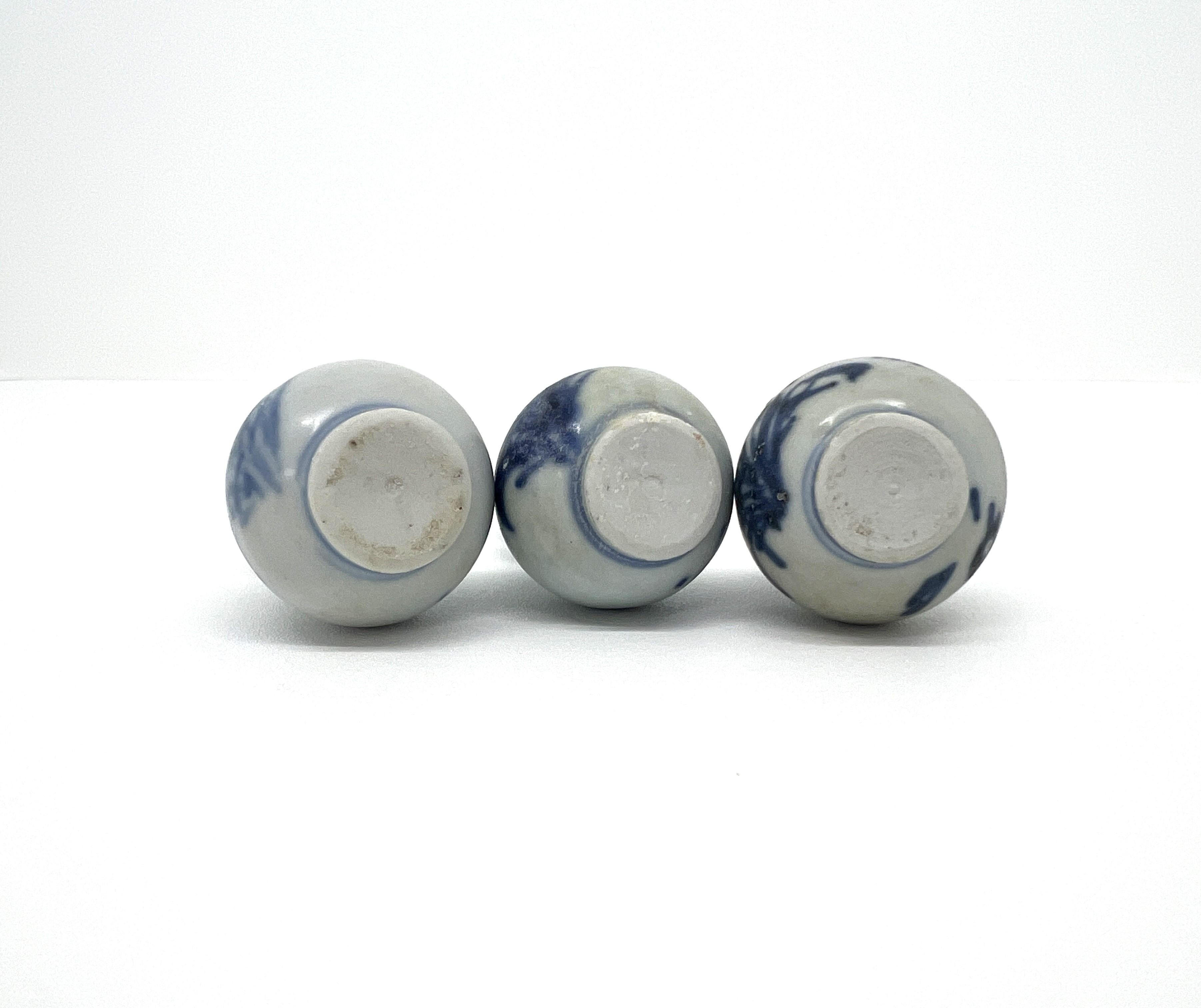 Drei blau-weiße Miniatur-Vasen, 1725, Qing Dynastie, Yongzheng-Ära (Glasiert) im Angebot