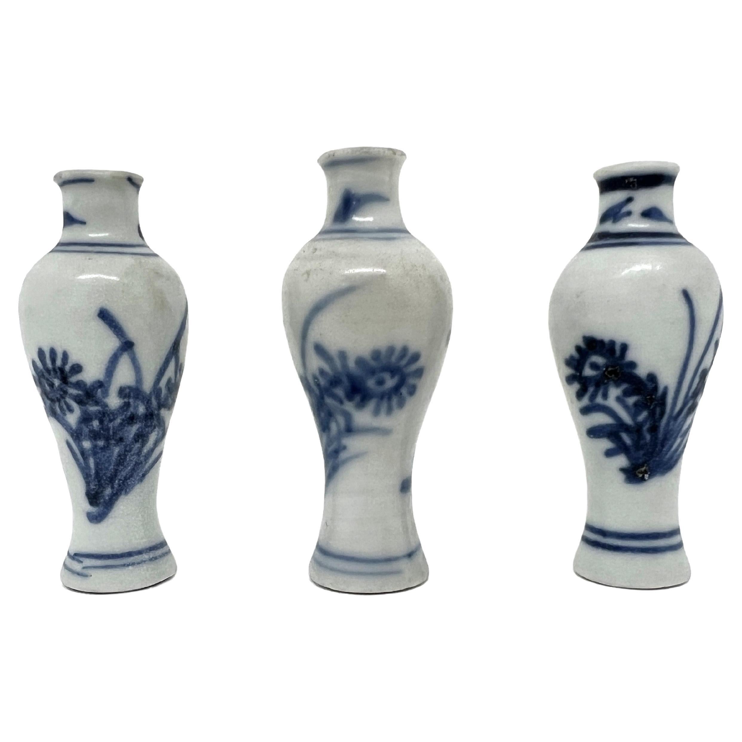 Ensemble de trois vases miniatures bleu et blanc, C 1725, Dynastie Qing, époque Yongzheng