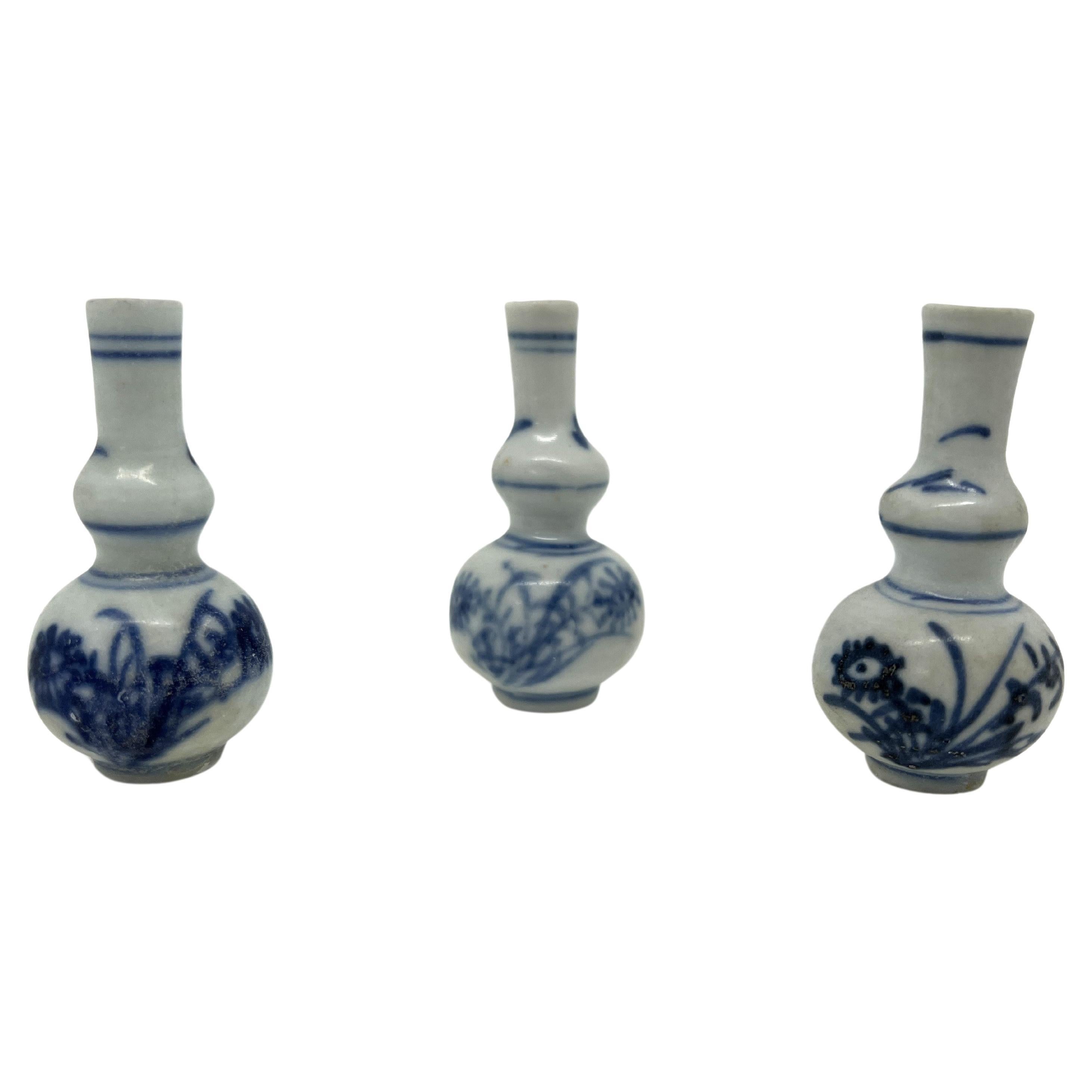Trois vases miniatures bleu et blanc, C 1725, Dynastie Qing, époque Yongzheng