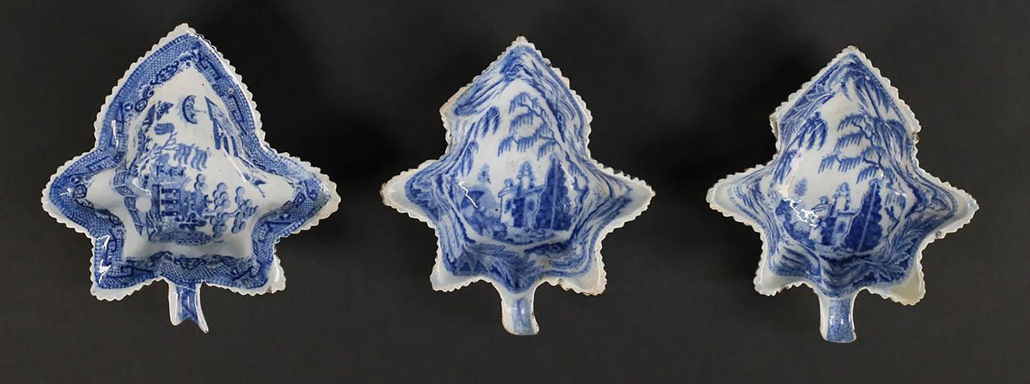Drei blaue und weiße Staffordshire-Porzellanteller in Blattform mit Chinoiserie-Szenen im Kantonsstil

Anonym
Staffordshire, England; Erste Hälfte des 19. Jahrhunderts
Porzellan blau Transferware

Ungefähre Größe: 5,25 (L) x 5 (B) x 1,5 (H) pro