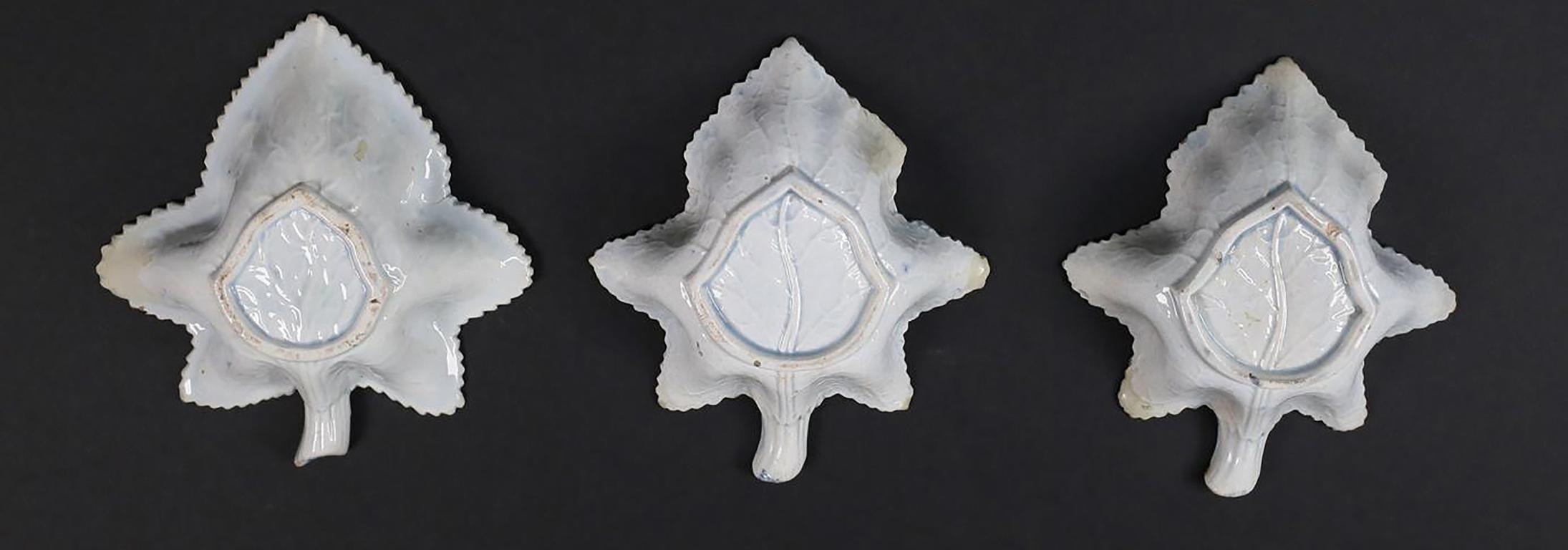 Drei blau-weiße Staffordshire-Porzellangeschirre in Form von Blättern - Kanton-Stil  (Britisch Kolonial) im Angebot