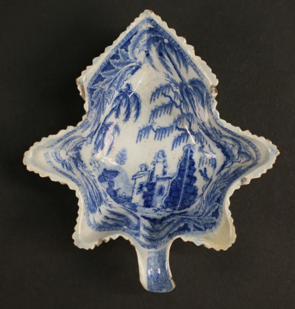 Drei blau-weiße Staffordshire-Porzellangeschirre in Form von Blättern - Kanton-Stil  (Englisch) im Angebot