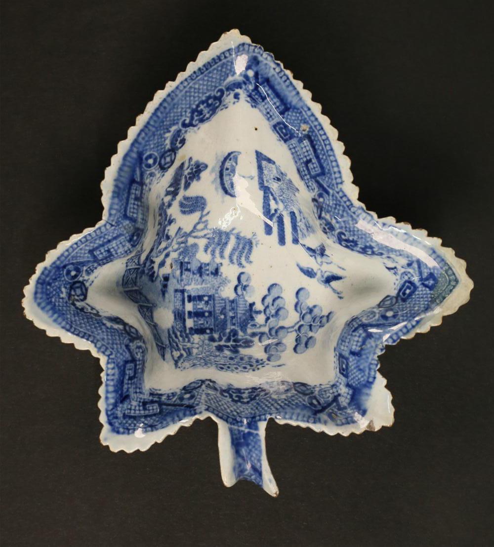 Drei blau-weiße Staffordshire-Porzellangeschirre in Form von Blättern - Kanton-Stil  (Handgefertigt) im Angebot