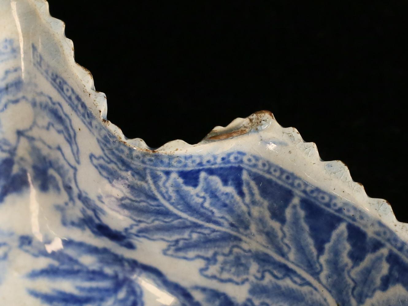 Drei blau-weiße Staffordshire-Porzellangeschirre in Form von Blättern - Kanton-Stil  im Angebot 1