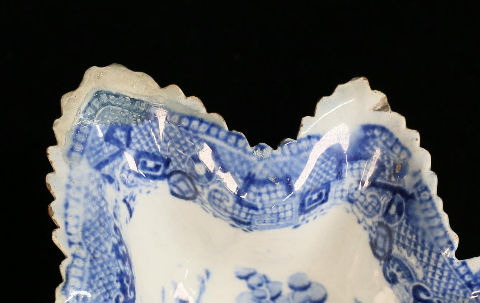 Drei blau-weiße Staffordshire-Porzellangeschirre in Form von Blättern - Kanton-Stil  im Angebot 2