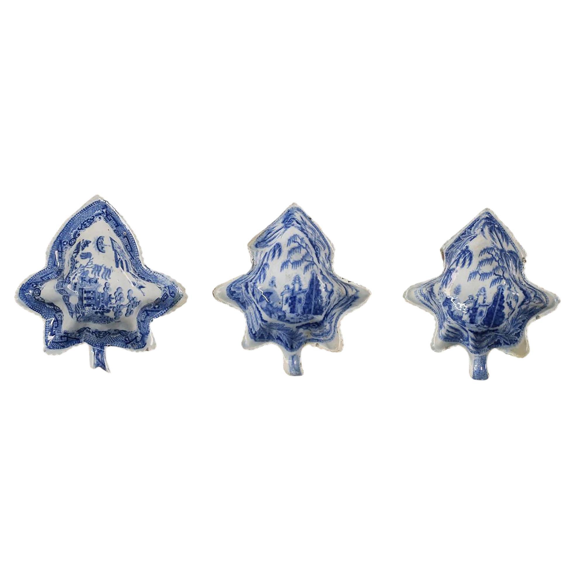 Drei blau-weiße Staffordshire-Porzellangeschirre in Form von Blättern - Kanton-Stil  im Angebot