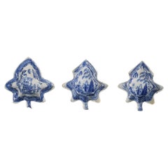 Drei blau-weiße Staffordshire-Porzellangeschirre in Form von Blättern - Kanton-Stil 
