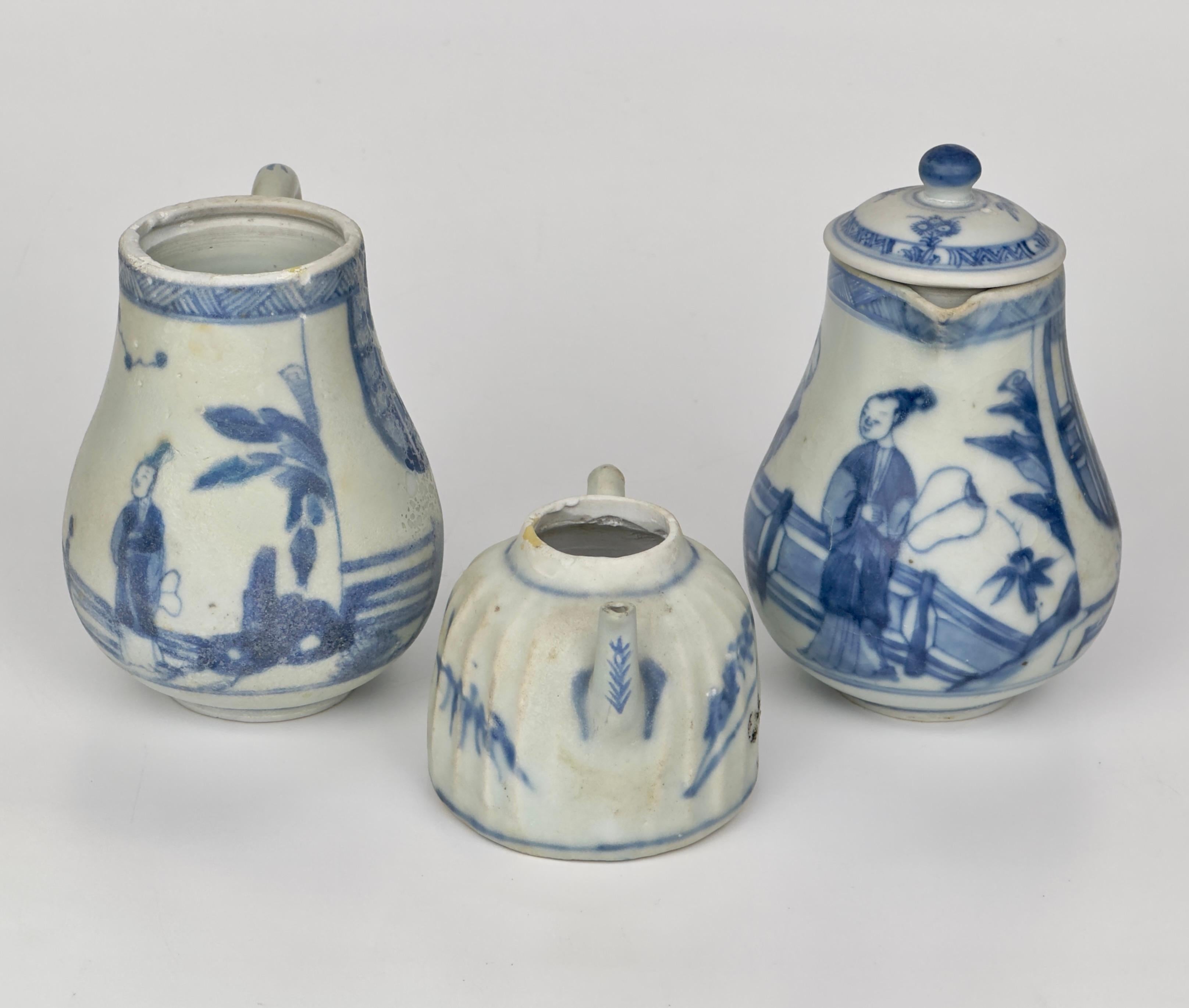 Vietnamita Tre teiere blu e bianche provenienti da una nave di Mau Mau, 1725 circa, dinastia Qing, Yongzheng E. in vendita