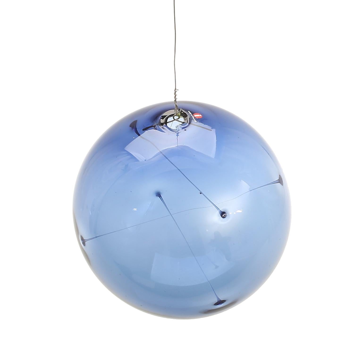 Trois objets en verre d'art bleu solboll/sunball de Timo Sarpaneva Iittala. Signé TS. Objets sphériques bleus de l'ère spatiale avec des fils de verre à l'intérieur. Destiné à être accroché à une fenêtre. Labellisé Iittala. Peut présenter des traces