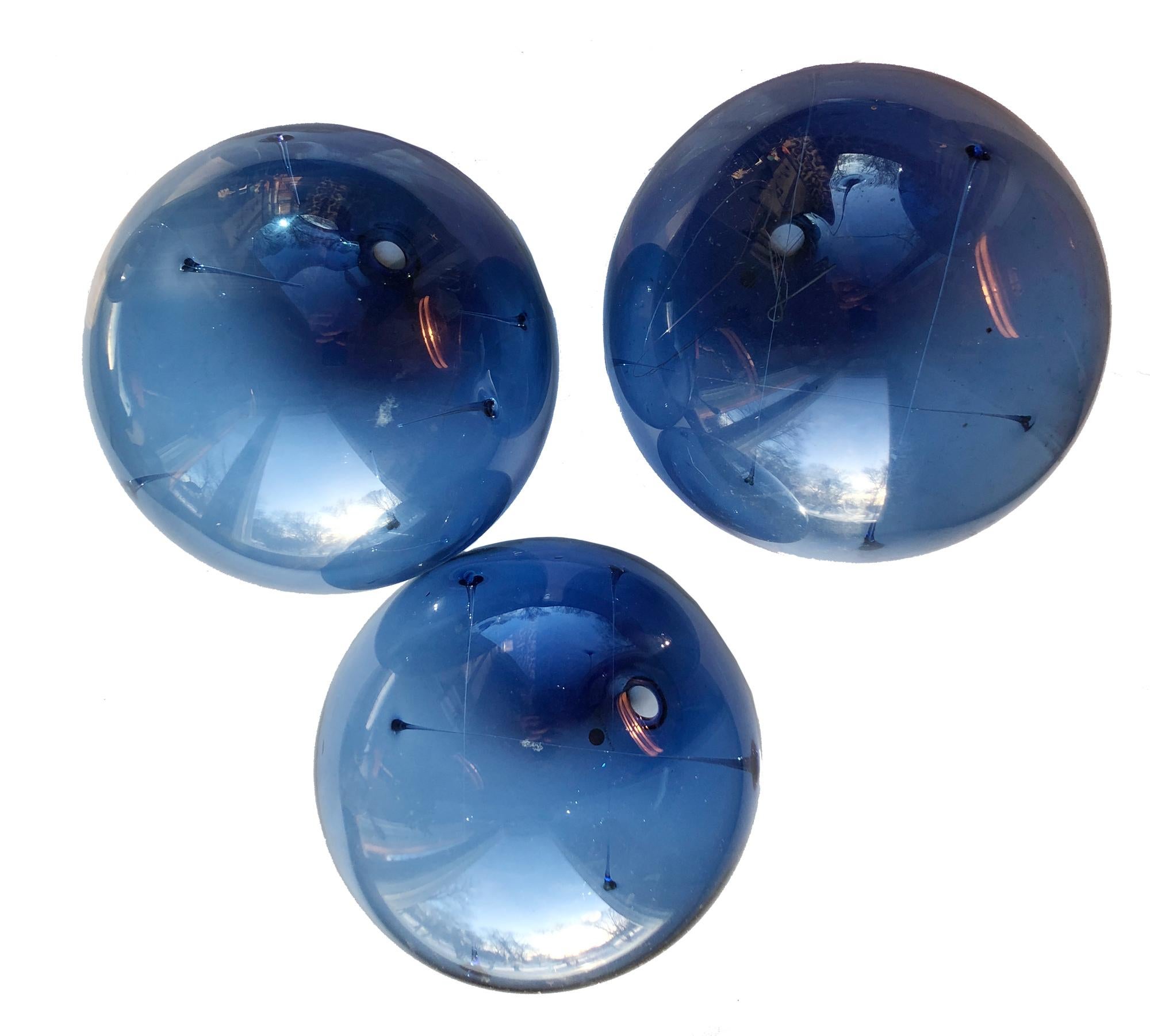 Drei blaue Glaskunstobjekte Solboll/Sonnenball von Timo Sarpaneva Iittala, signiert TS (Handgefertigt) im Angebot