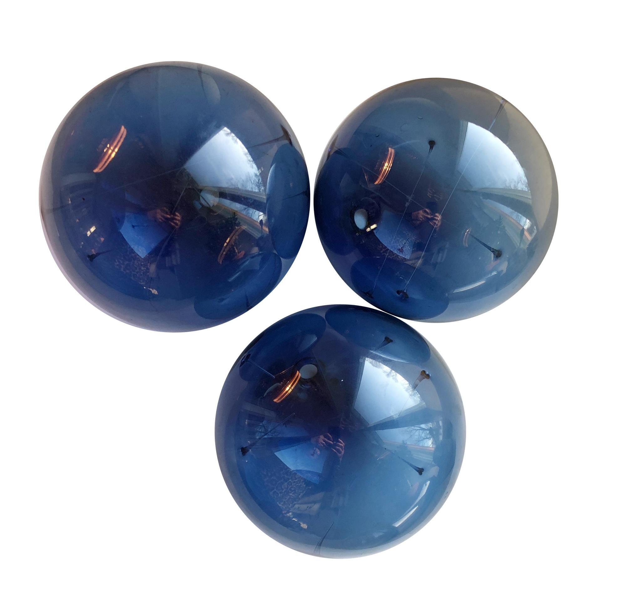 Drei blaue Glaskunstobjekte Solboll/Sonnenball von Timo Sarpaneva Iittala, signiert TS (Ende des 20. Jahrhunderts) im Angebot