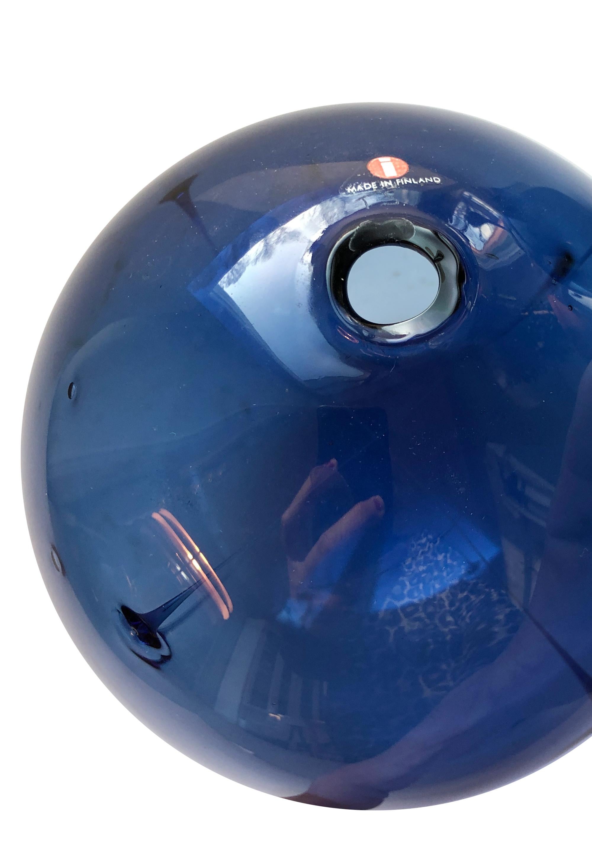 Verre d'art Trois objets en verre d'art bleu Solboll/Sunball de Timo Sarpaneva Iittala signés TS en vente