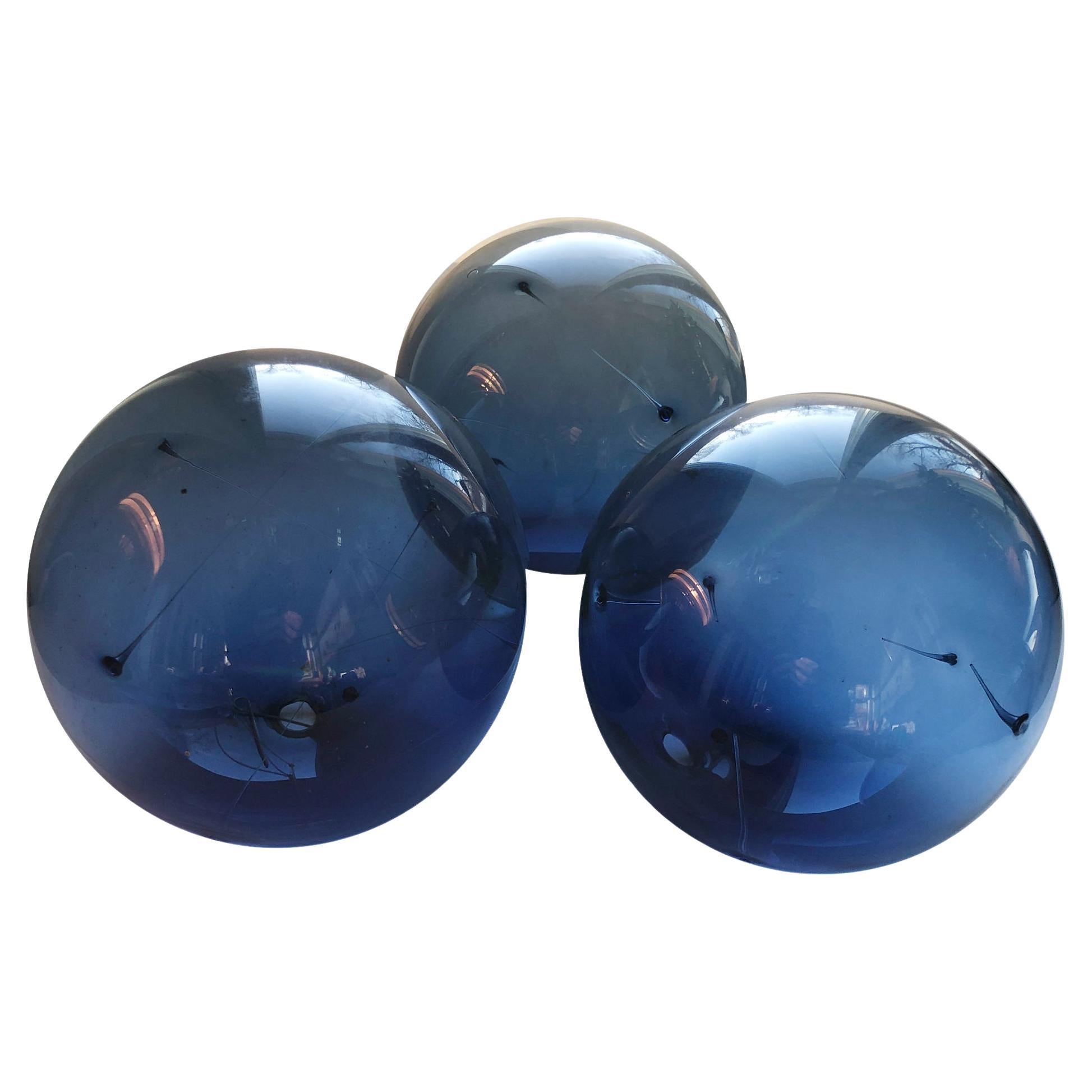 Drei blaue Glaskunstobjekte Solboll/Sonnenball von Timo Sarpaneva Iittala, signiert TS im Angebot