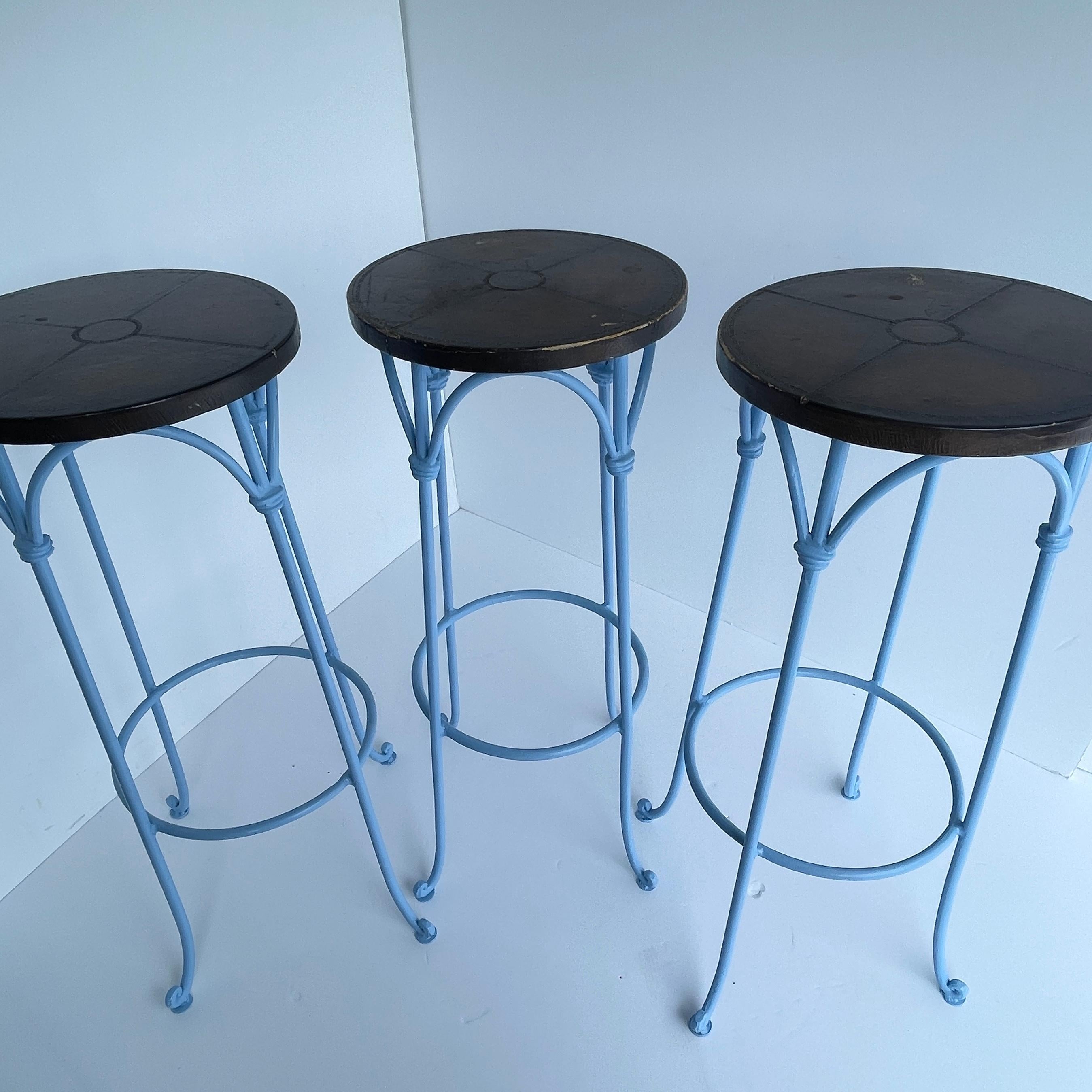 Trois tabourets de bar bleus avec assise en cuir, pieds enduits de poudre en vente 5