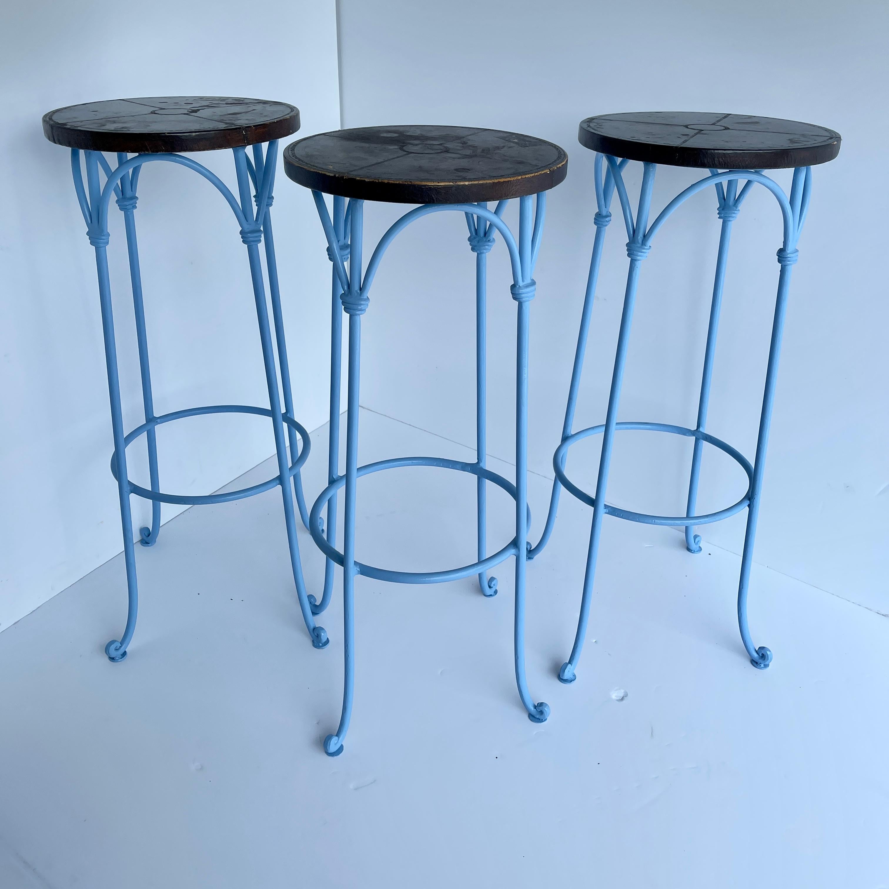 Drei blaue Barhocker mit Ledersitzen, Beine pulverbeschichtet (Moderne) im Angebot