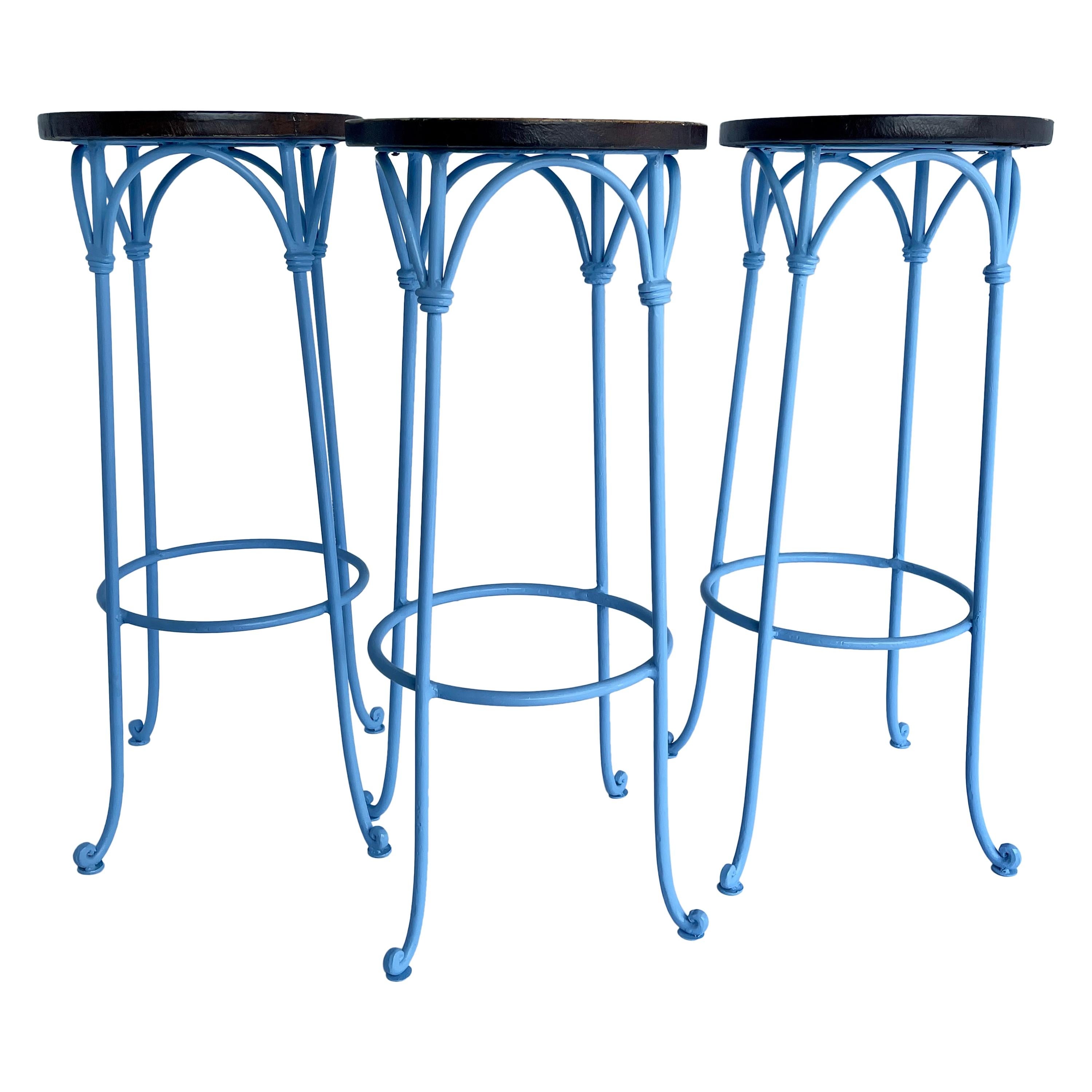 Trois tabourets de bar bleus avec assise en cuir, pieds enduits de poudre