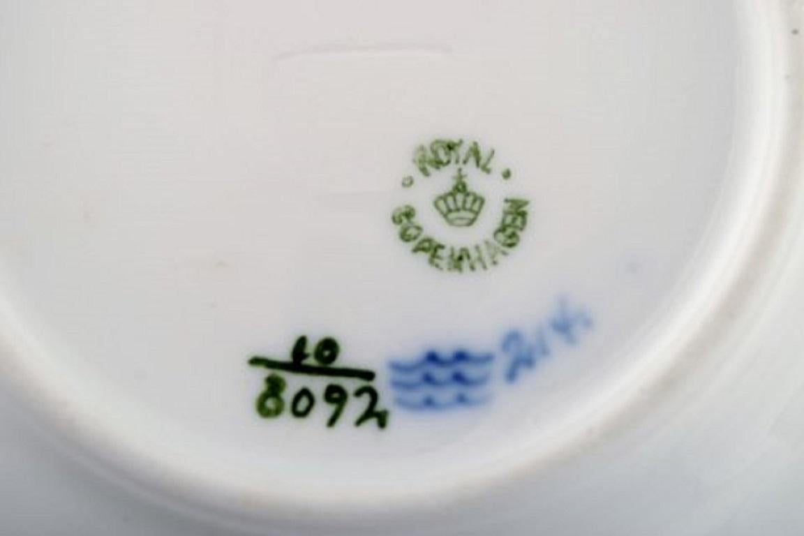 Drei blaue, mit Blumen geflochtene Kuchenteller von Royal Copenhagen, Nummer 10/8092 (20. Jahrhundert) im Angebot