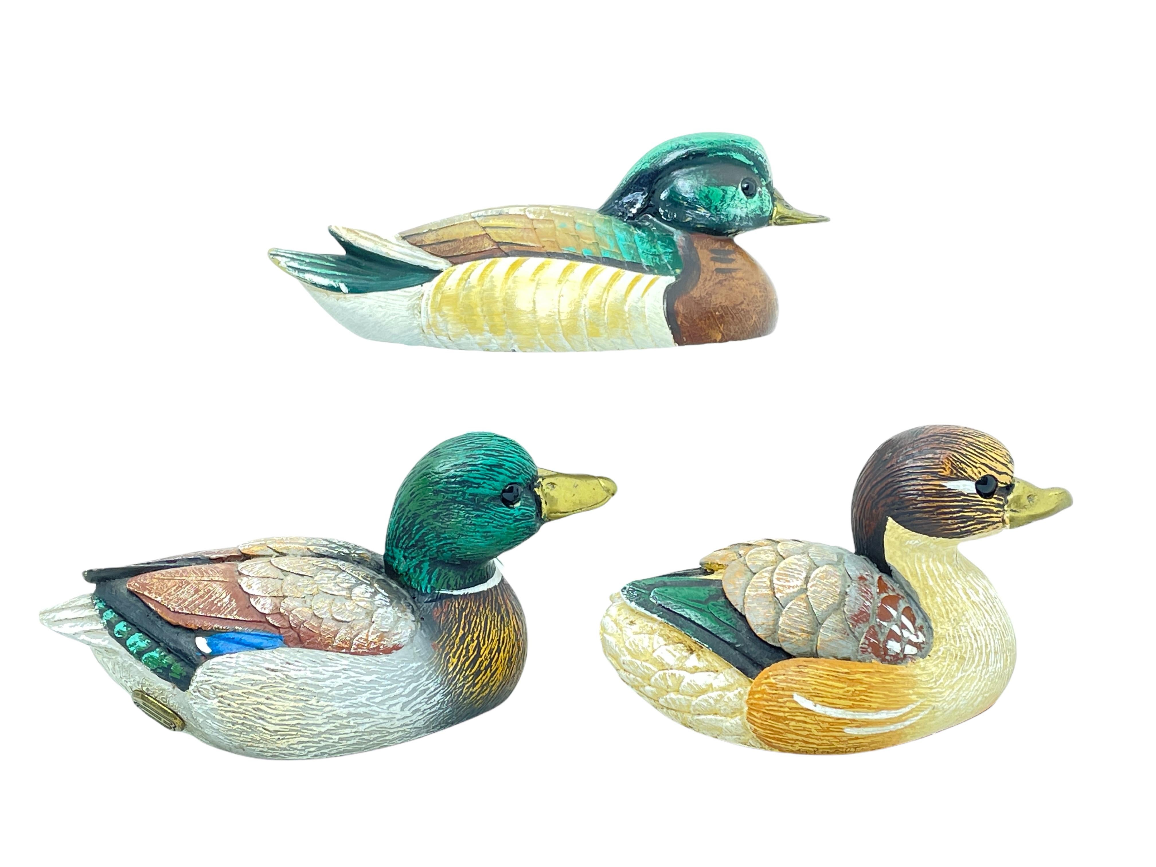 Estatua de tres figuras de pato pintadas a mano con acentos de latón, Malevolti, Italia Pintado a mano en venta