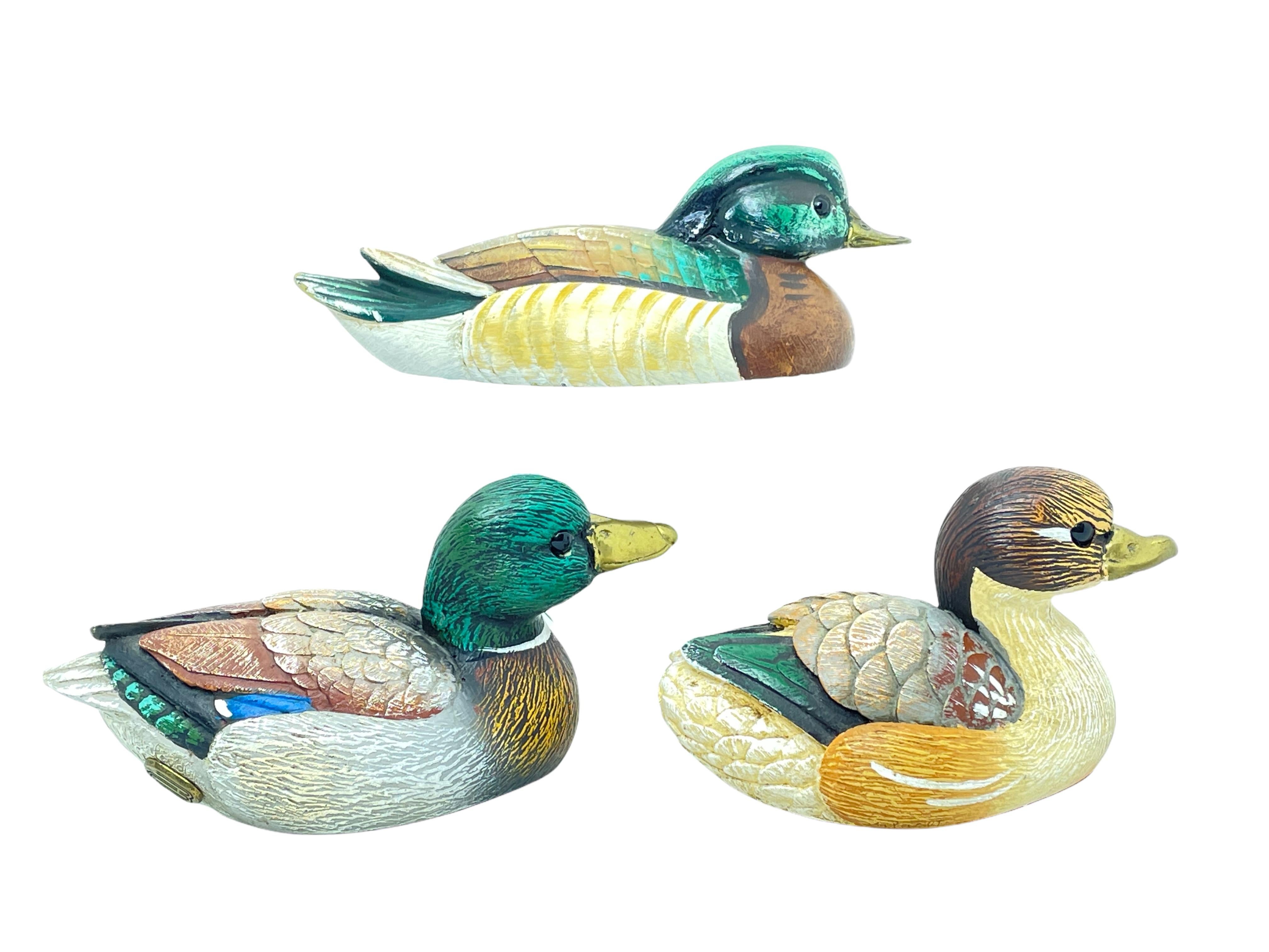 Drei Messing akzentuierte handbemalte Duck Decoy-Figurenstatue, Malevolti, Italien (Handbemalt) im Angebot