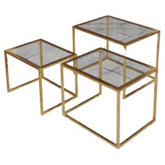 Trois tables d'appoint gigognes italiennes en laiton et verre des années 1970