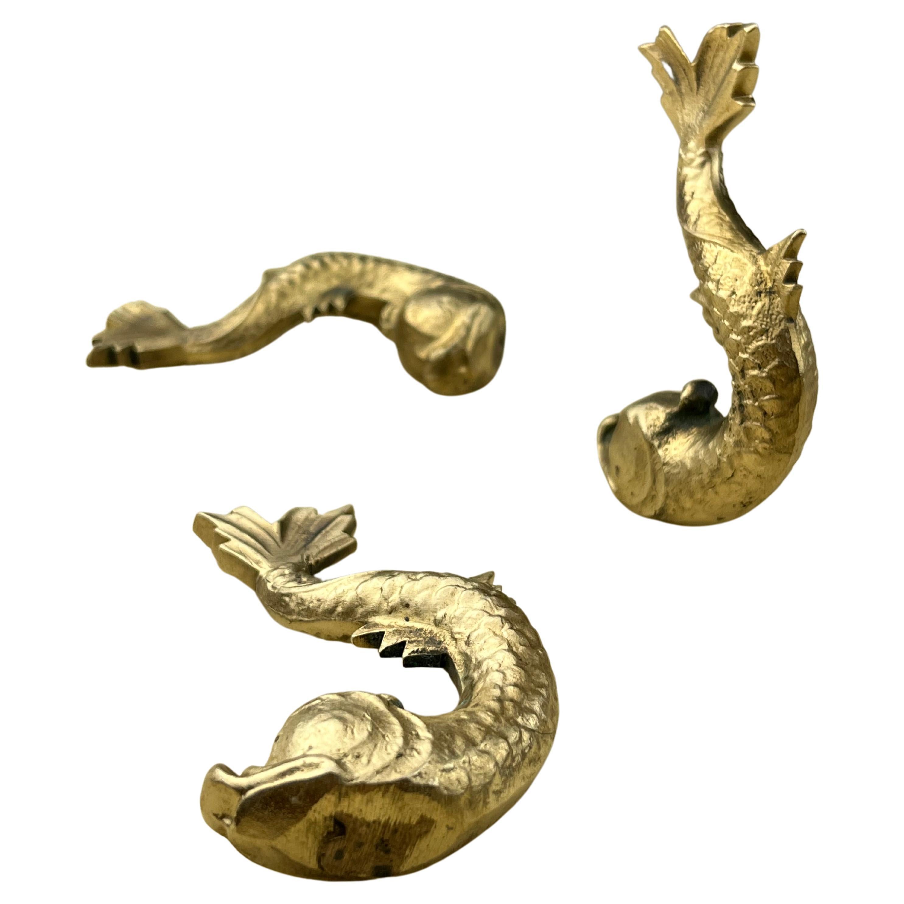Three brass paperweights, Italy, 1960s.
They depict three small fish and were probably retrieved from a piece of furniture or a lamp.
Small signs of time and use.