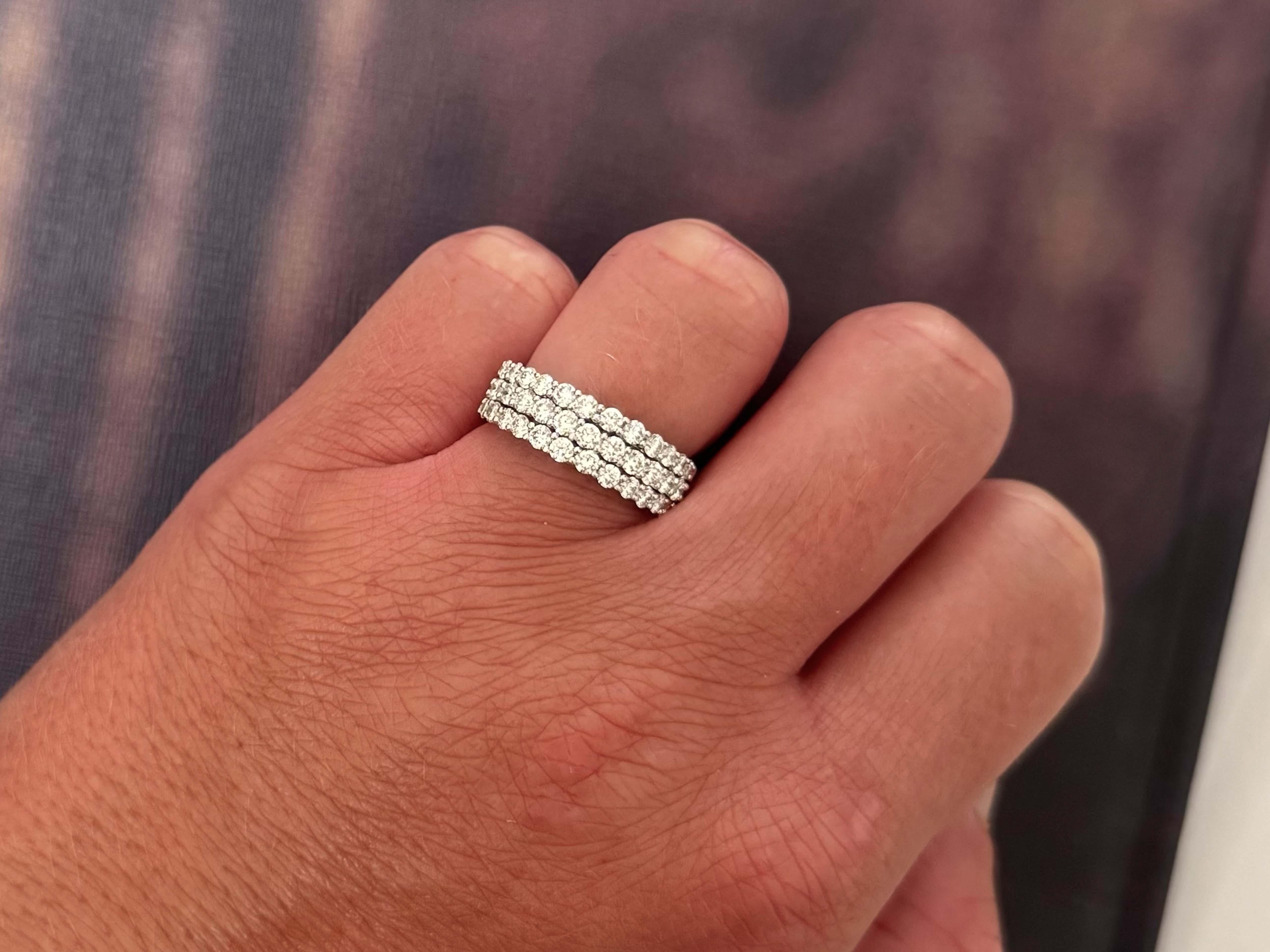 Specifiche dell'articolo:

Metallo: oro bianco 18k

Numero di diamanti: 35 diamanti rotondi taglio brillante

Peso totale dei diamanti: ~1,75 carati 

Colore del diamante: F-G

Chiarezza del diamante: VS

Misura dell'anello: 7

Altezza anello: 6.8