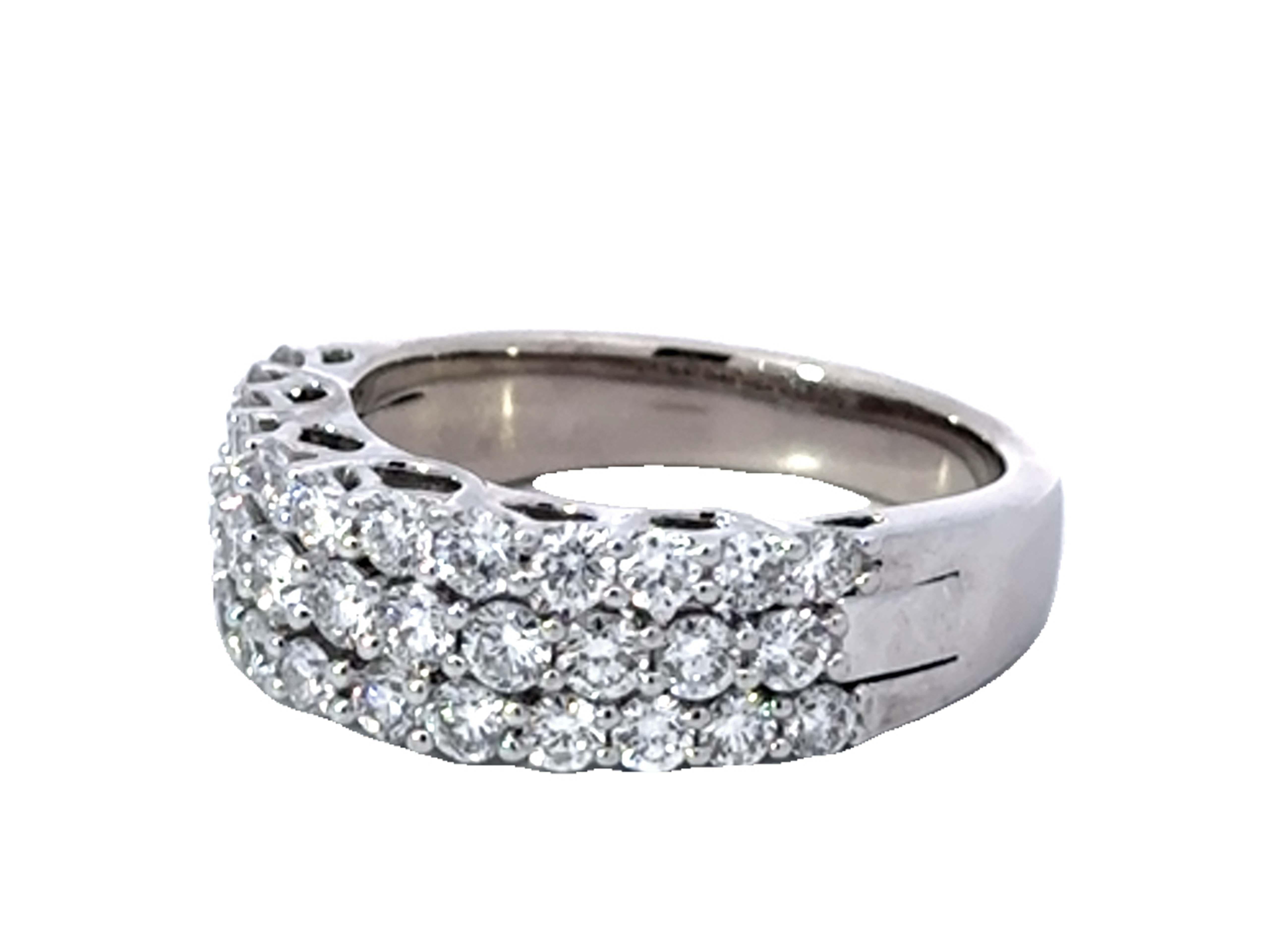 Anello a fascia con tre diamanti taglio Brilliante in oro bianco 18 ct. In condizioni ottime in vendita a Honolulu, HI