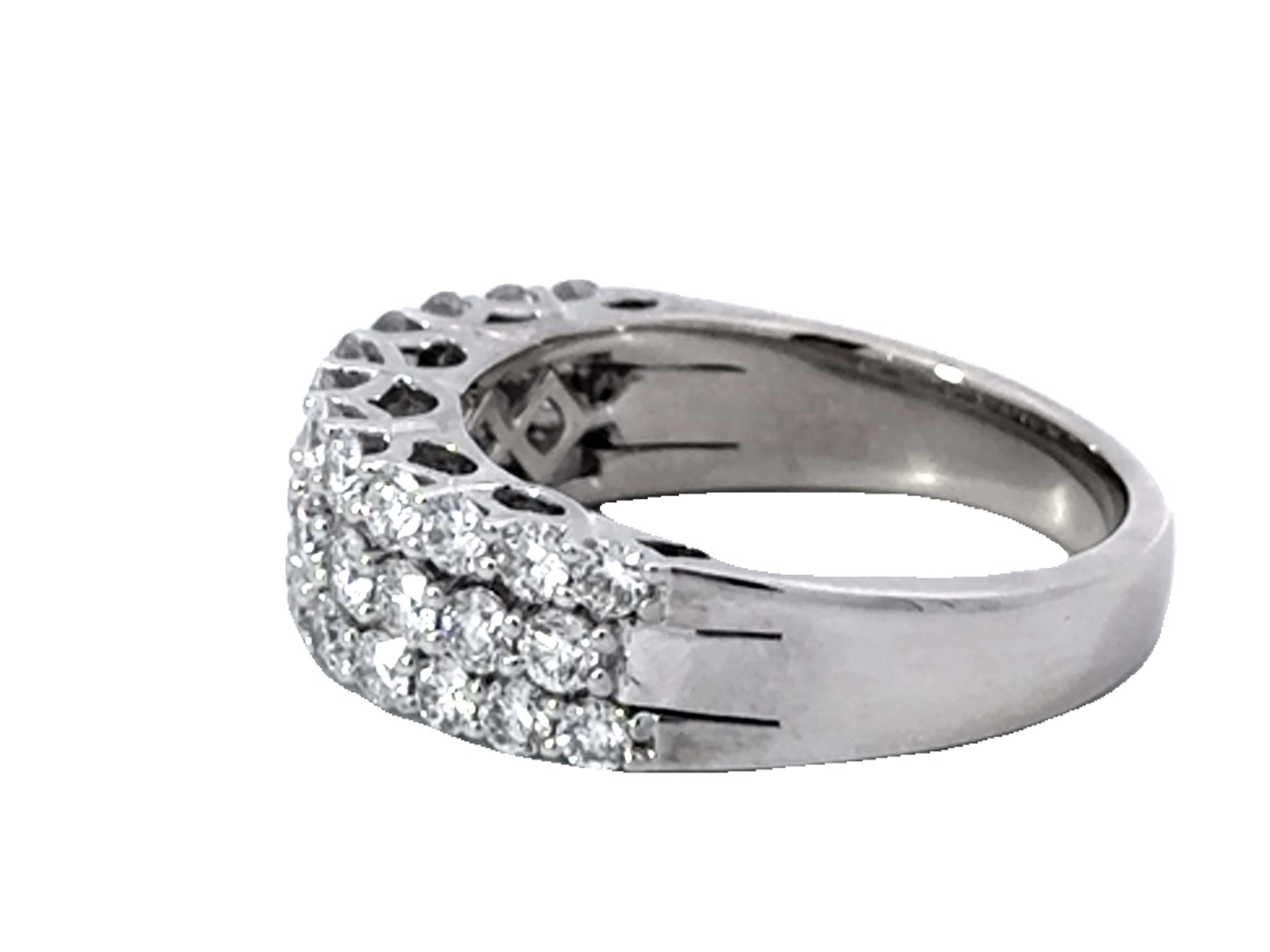 Anello a fascia con tre diamanti taglio Brilliante in oro bianco 18 ct. in vendita 1